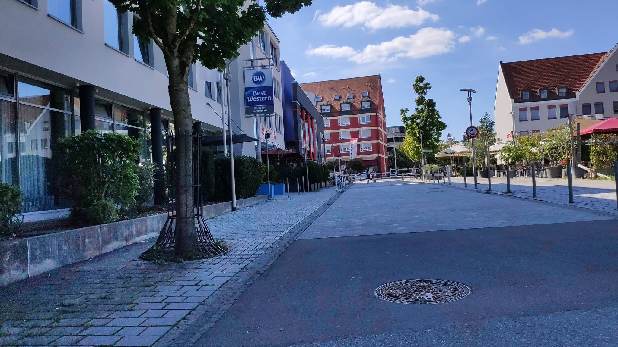 Street view near BEST WESTERN Hotel am Europaplatz, Königsbrunn — © dralfa (CC BY-SA · Mapillary)