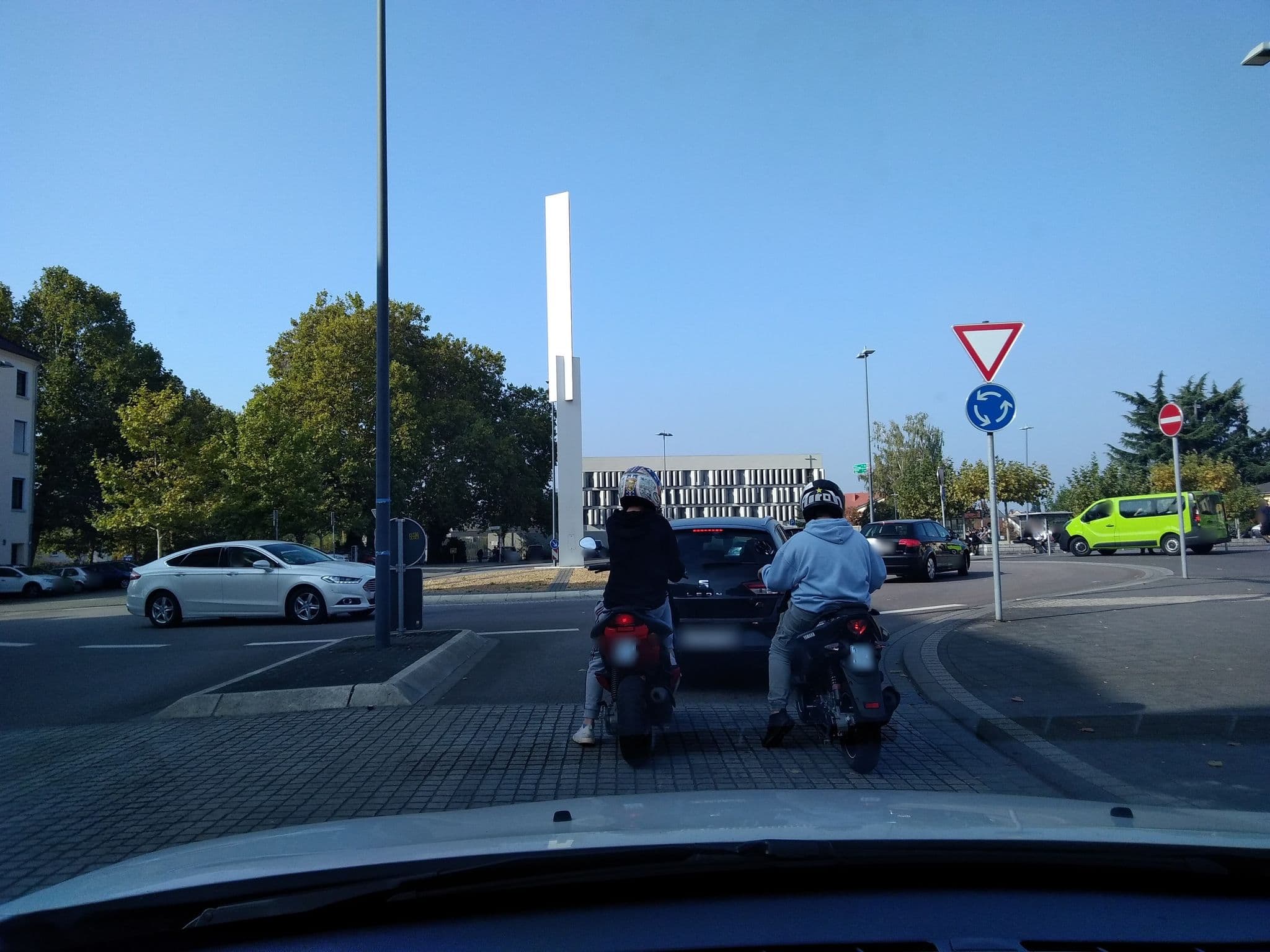 Street view near Bahnhof-Hotel, Saarlouis — © elton4711 (CC BY-SA · Mapillary)
