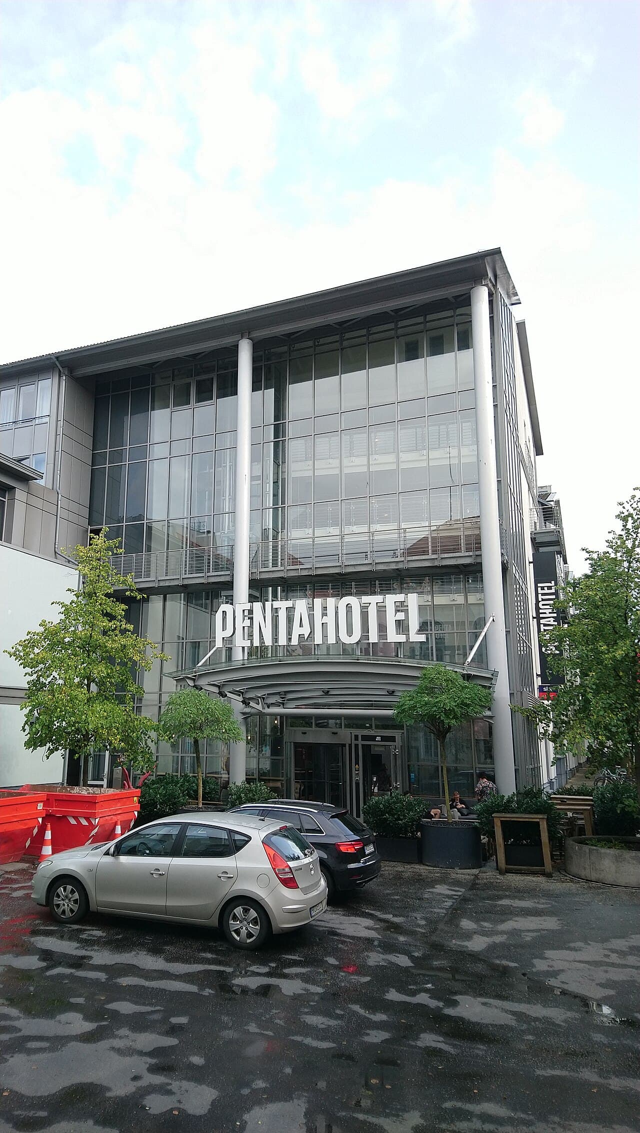 Pentahotel Rostock (via Wikimedia Commons, CC BY-SA 3.0)