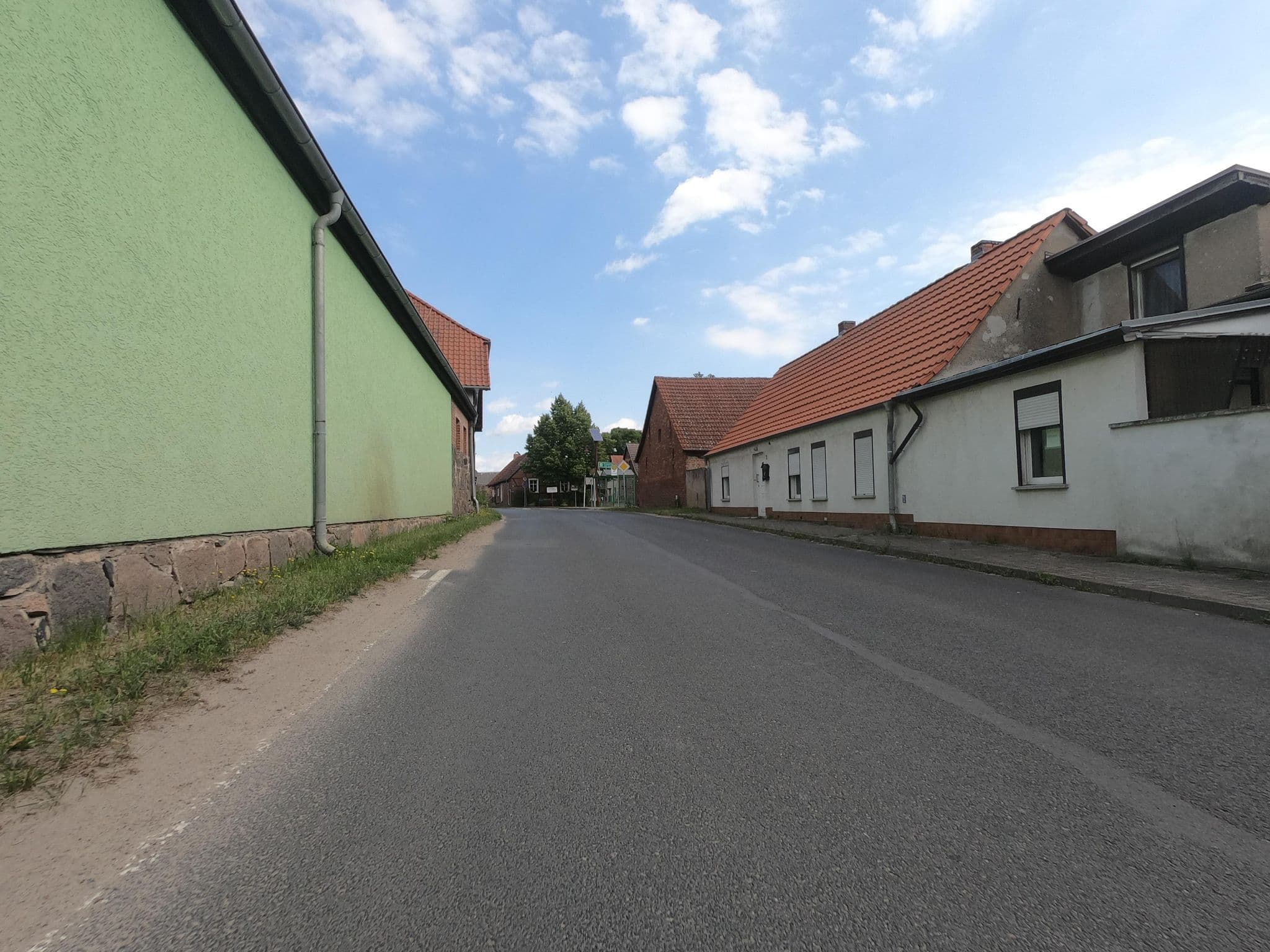 Street view near Landgasthof zum grünen Baum, Milmersdorf — © carlheinz (CC BY-SA · Mapillary)