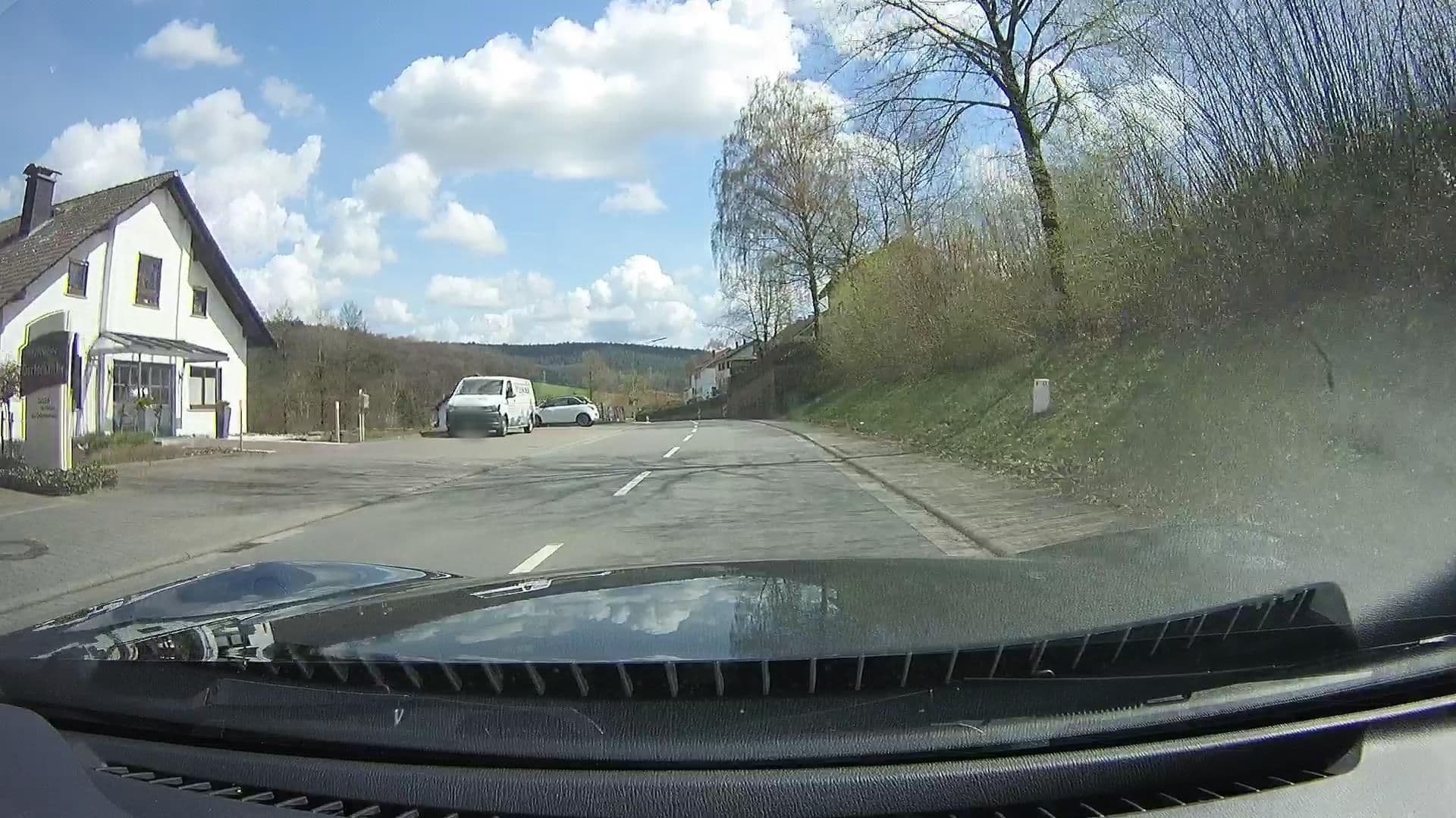 Street view near Dorfschänke, Erbach — © joachim_mueller (CC BY-SA · Mapillary)