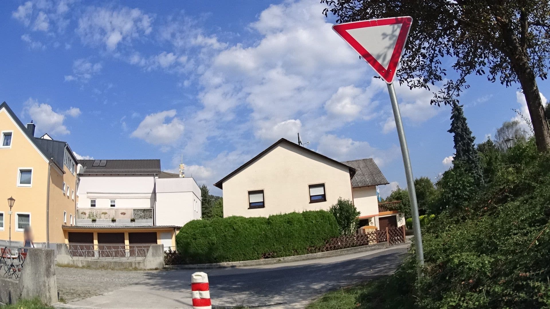 Street view near Forsts Landhaus, Riedenburg — © patchi (CC BY-SA · Mapillary)