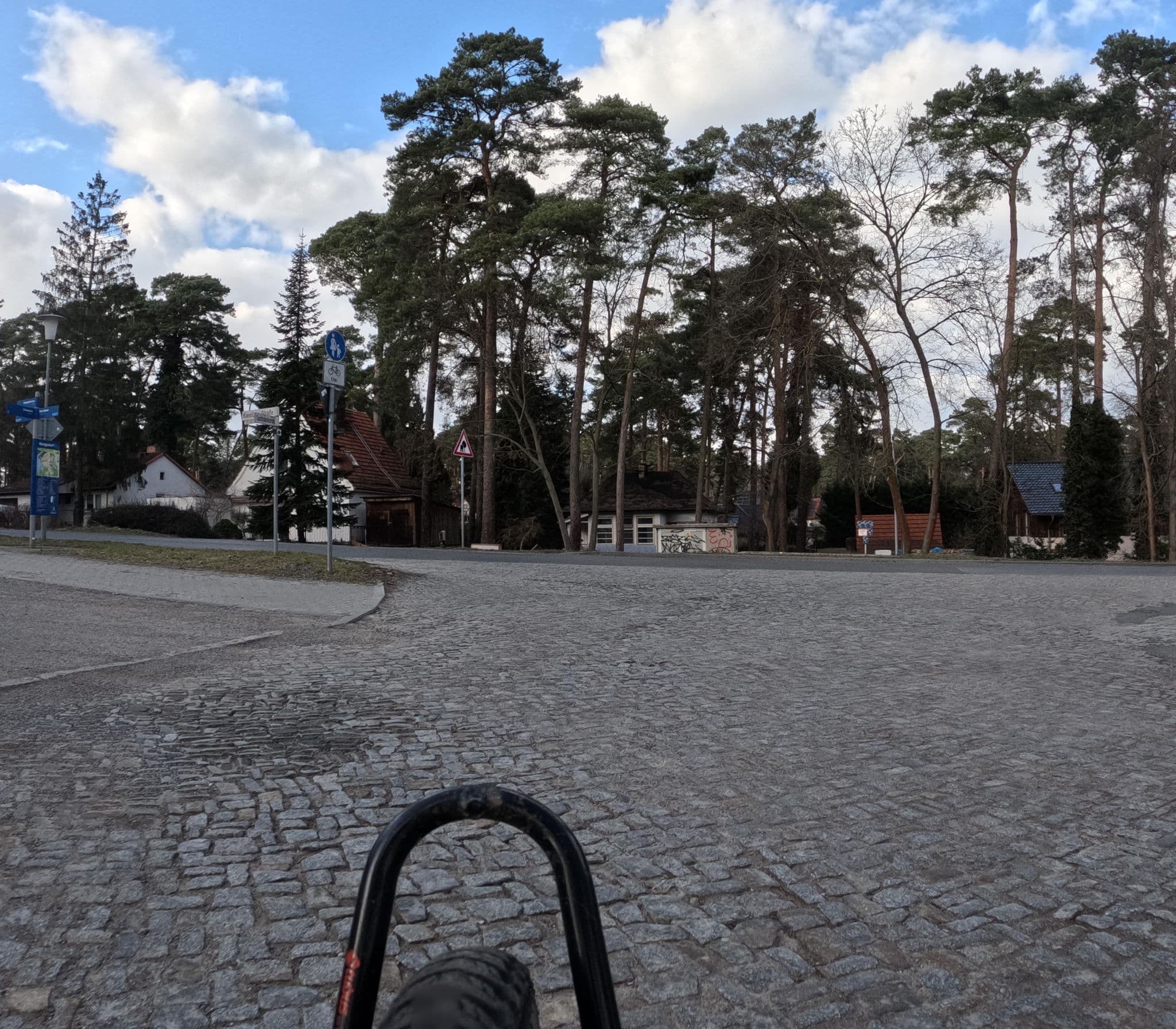 Street view near Hong Xing Waldrestaurant, Rangsdorf — © britiger (CC BY-SA · Mapillary)