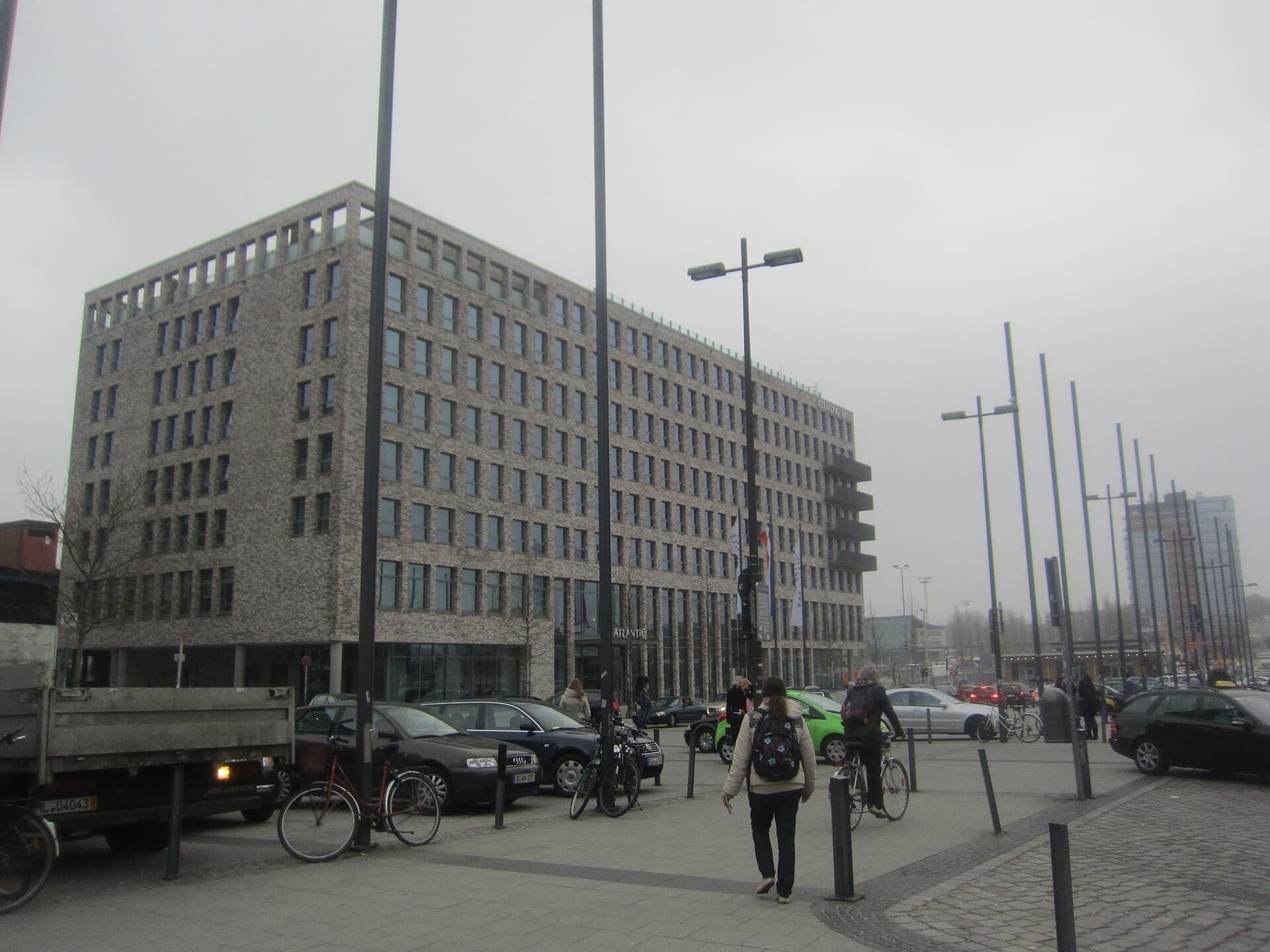 Atlantic Hotel (via Wikimedia Commons, CC BY-SA 3.0)