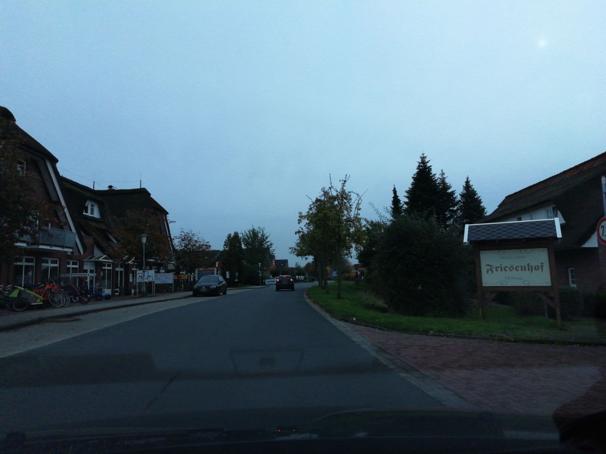 Street view near Hotel Friesenhof, Sillenstede — © hotzi57 (CC BY-SA · Mapillary)