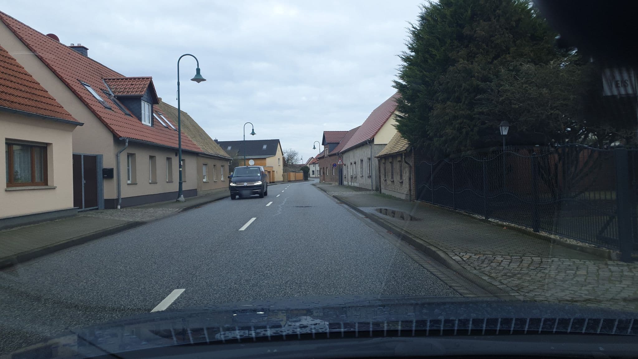 Street view near Zum kleinen Landhaus, Vockerode — © tomatsn (CC BY-SA · Mapillary)