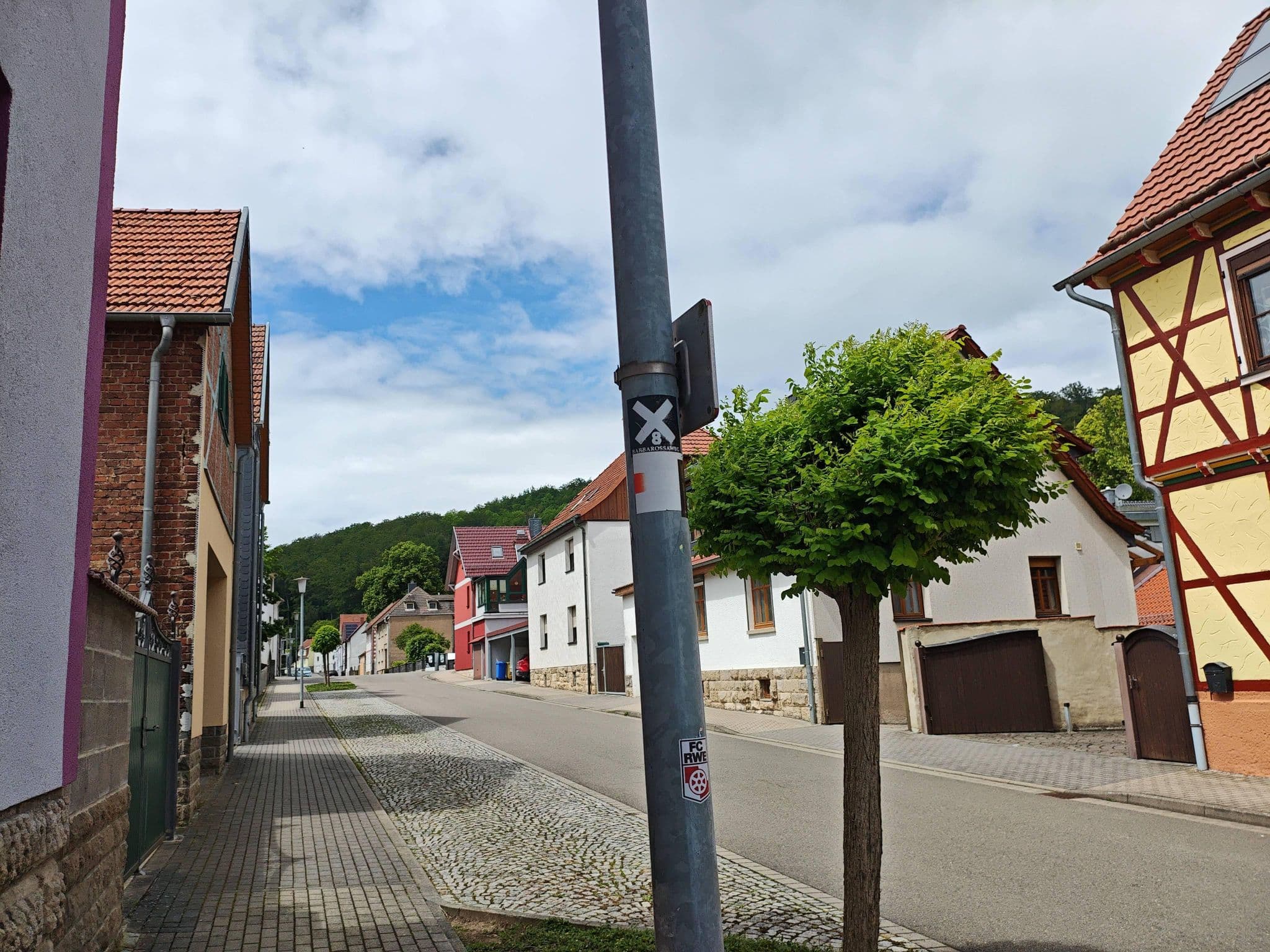 Street view near Parkettlegermeister Andreas Kaufhold, Heyerode — © ber319 (CC BY-SA · Mapillary)