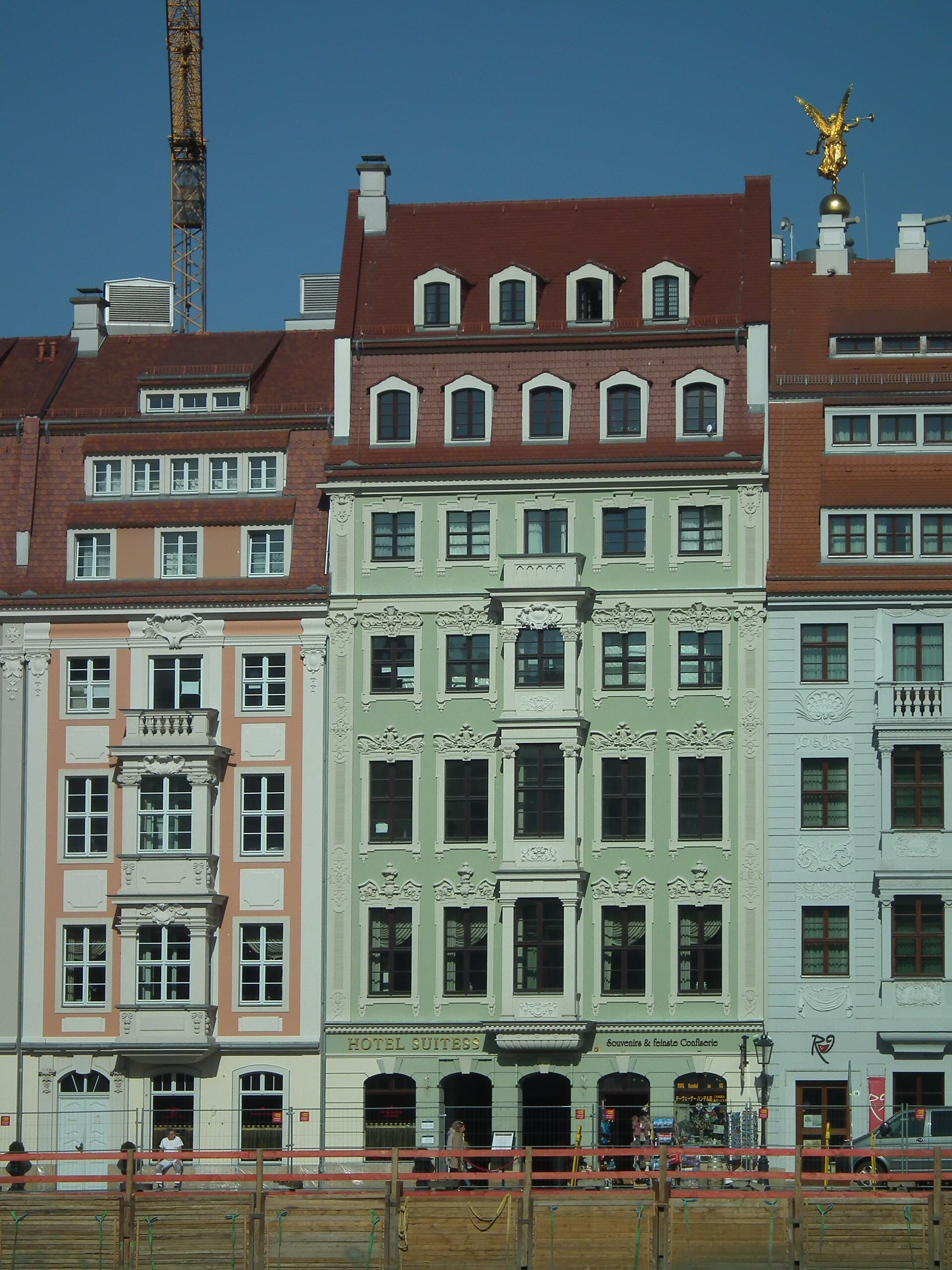 Hotel Suitess (via Wikimedia Commons, CC0)