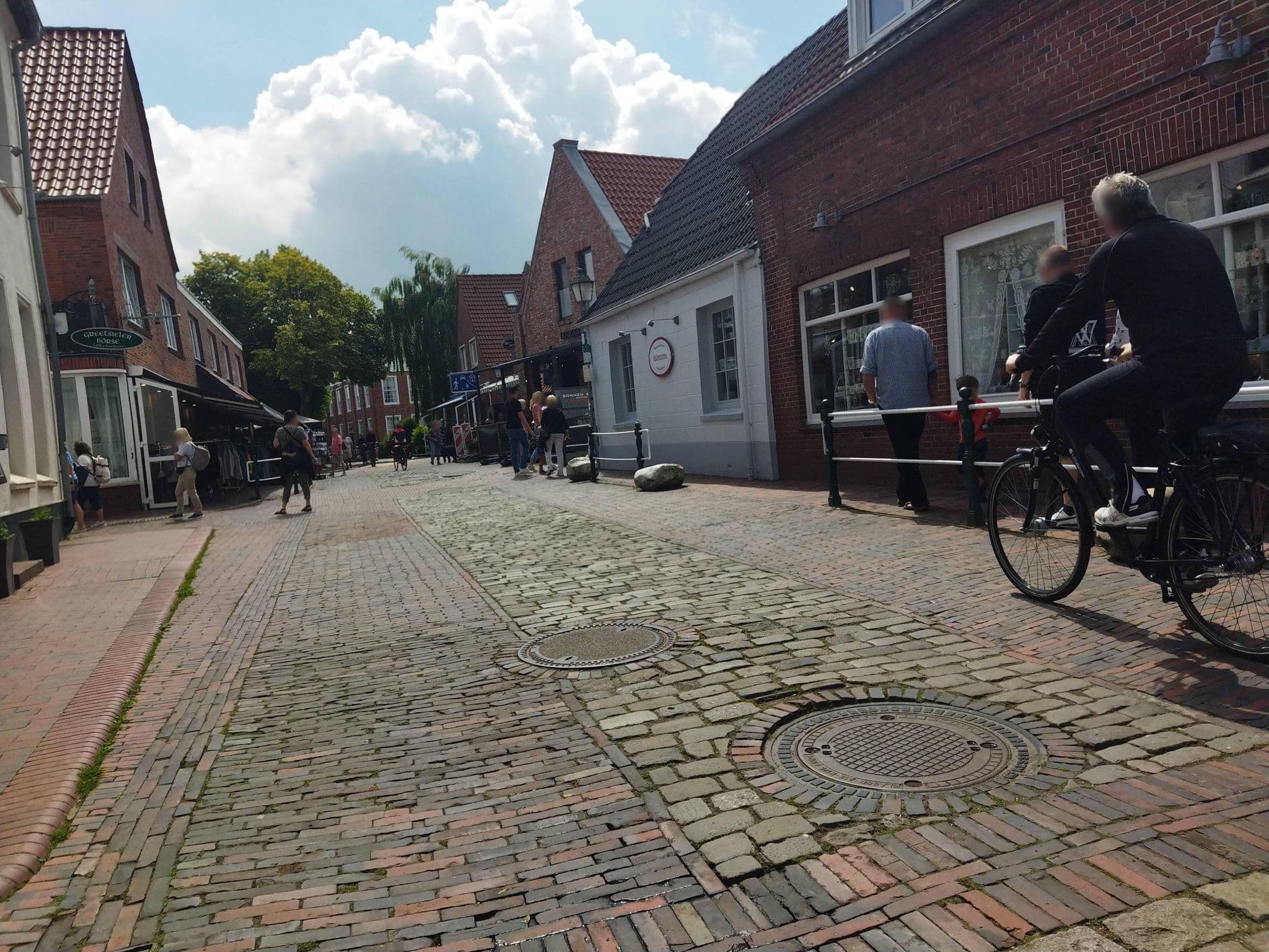 Street view near Greetsieler Börse, Greetsiel — © changchun1 (CC BY-SA · Mapillary)