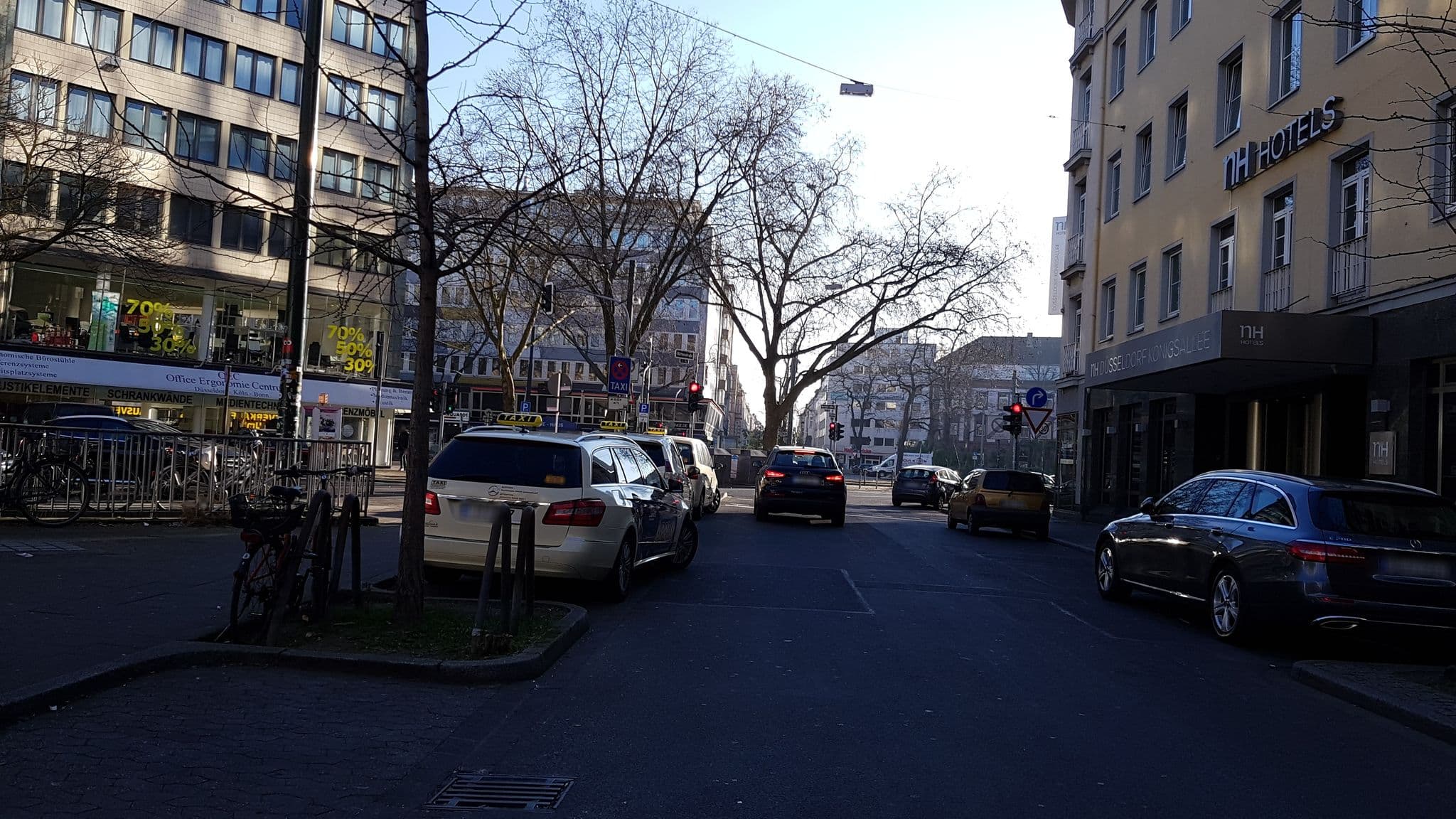 Street view near NH Düsseldorf Königsallee, Düsseldorf — © rororo (CC BY-SA · Mapillary)