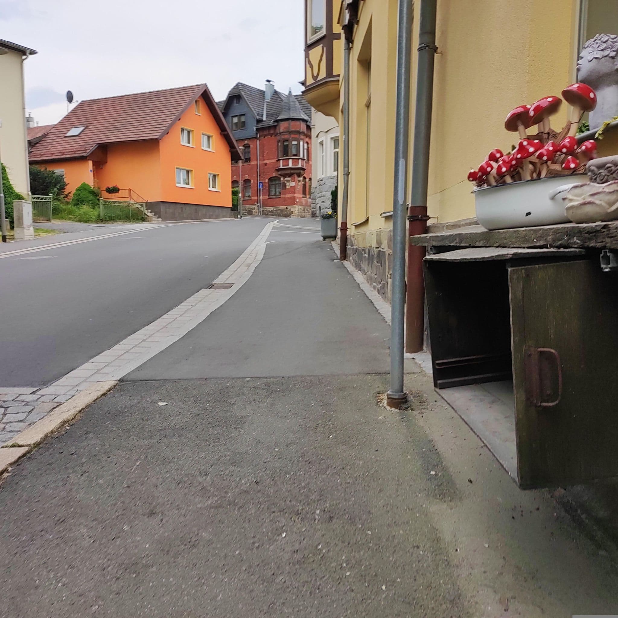 Street view near Gasthof „Krug zum grünen Kranz“, Sonneberg — © msdess (CC BY-SA · Mapillary)