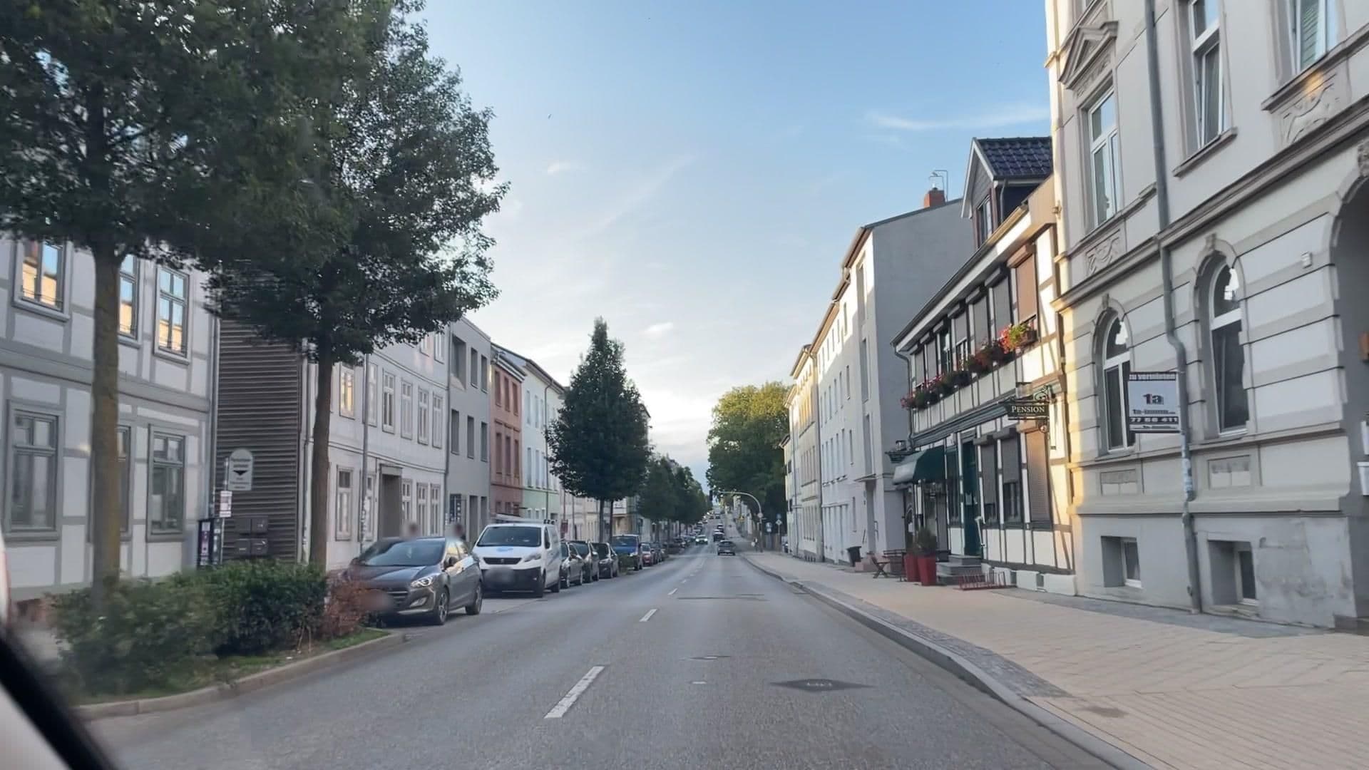 Street view near Café Karina - Kneipe & Pension, Schelfstadt — © hotteliene (CC BY-SA · Mapillary)
