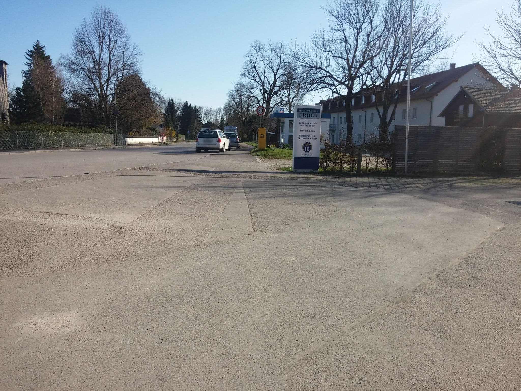 Street view near Hotel Gasthof Erber, Ismaning — © umap (CC BY-SA · Mapillary)