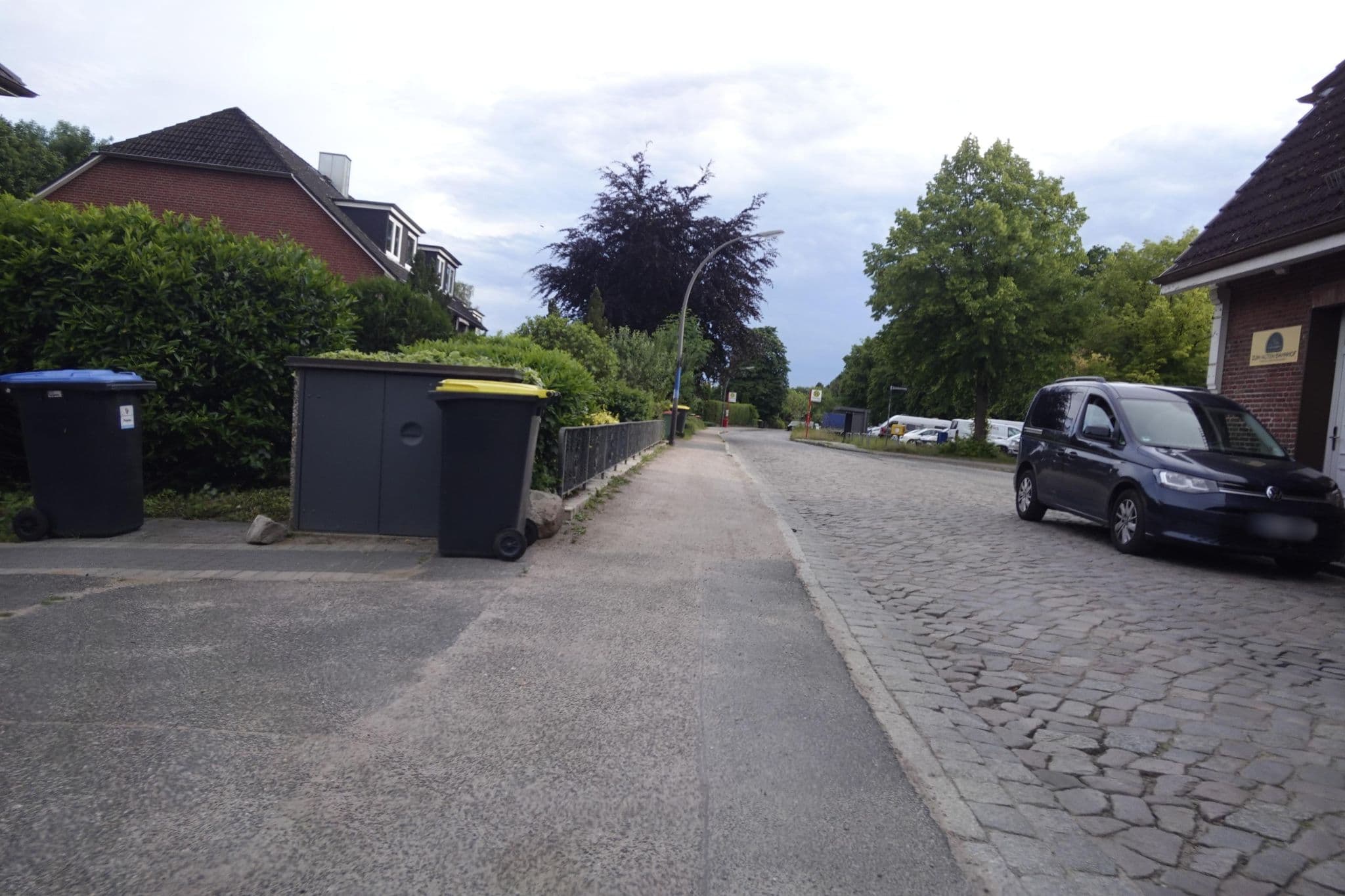 Street view near Zum alten Bahnhof, Kirchwerder — © skaycle (CC BY-SA · Mapillary)