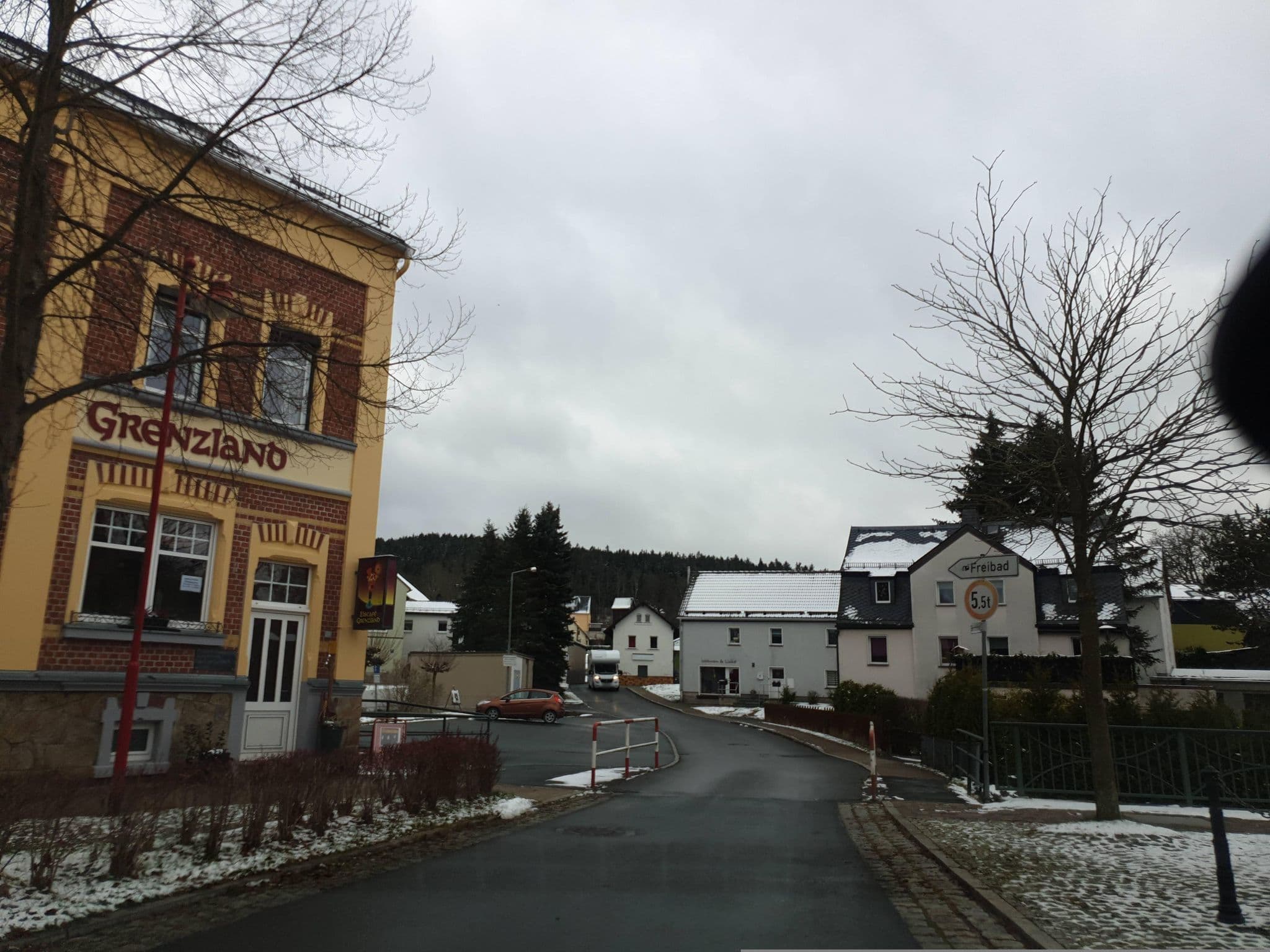 Street view near Pension & Gasthof Fickert, Bad Brambach — © canislupus (CC BY-SA · Mapillary)