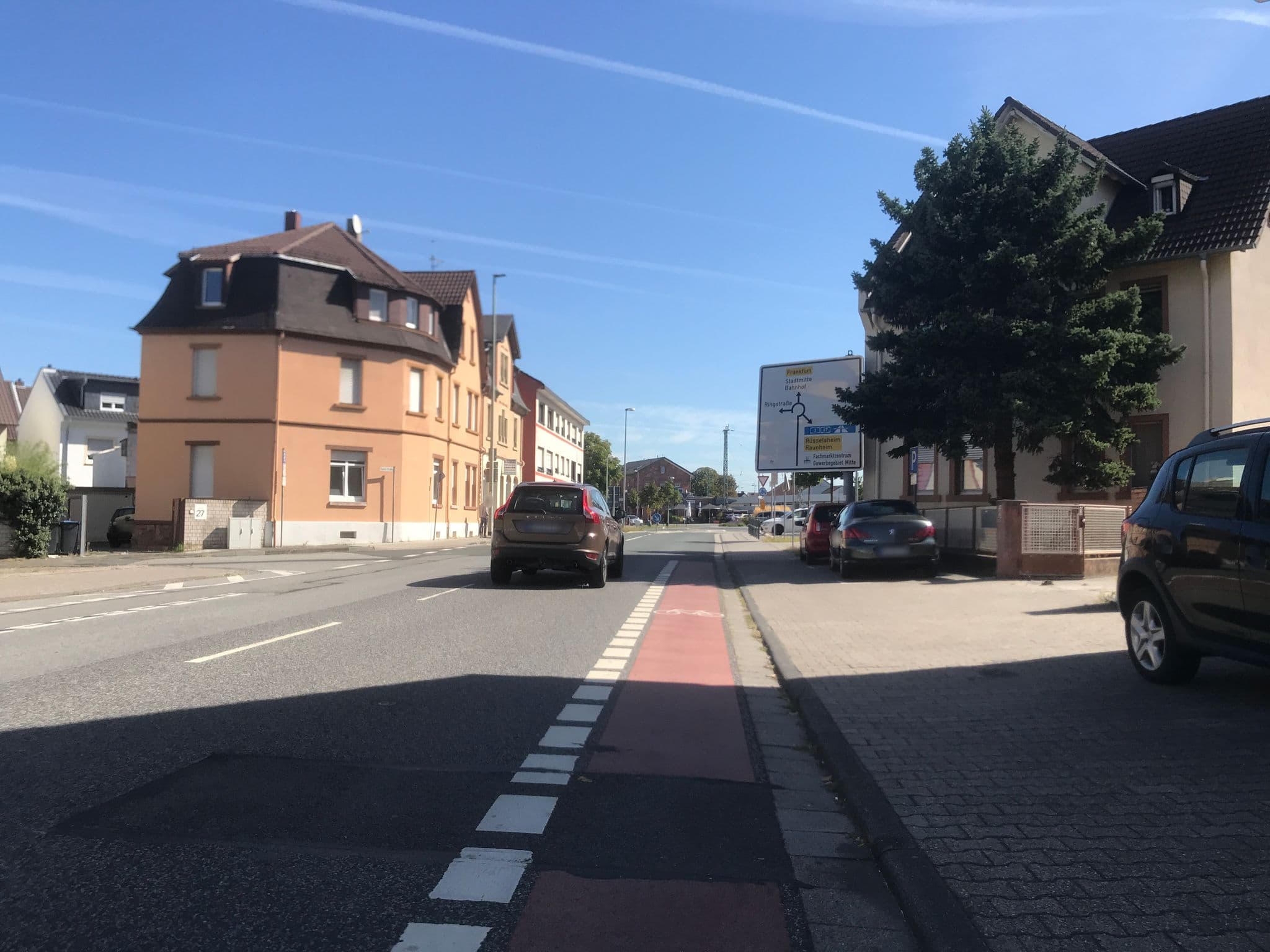Street view near Darmstädter Hof, Kelsterbach — © miguel_andrade (CC BY-SA · Mapillary)