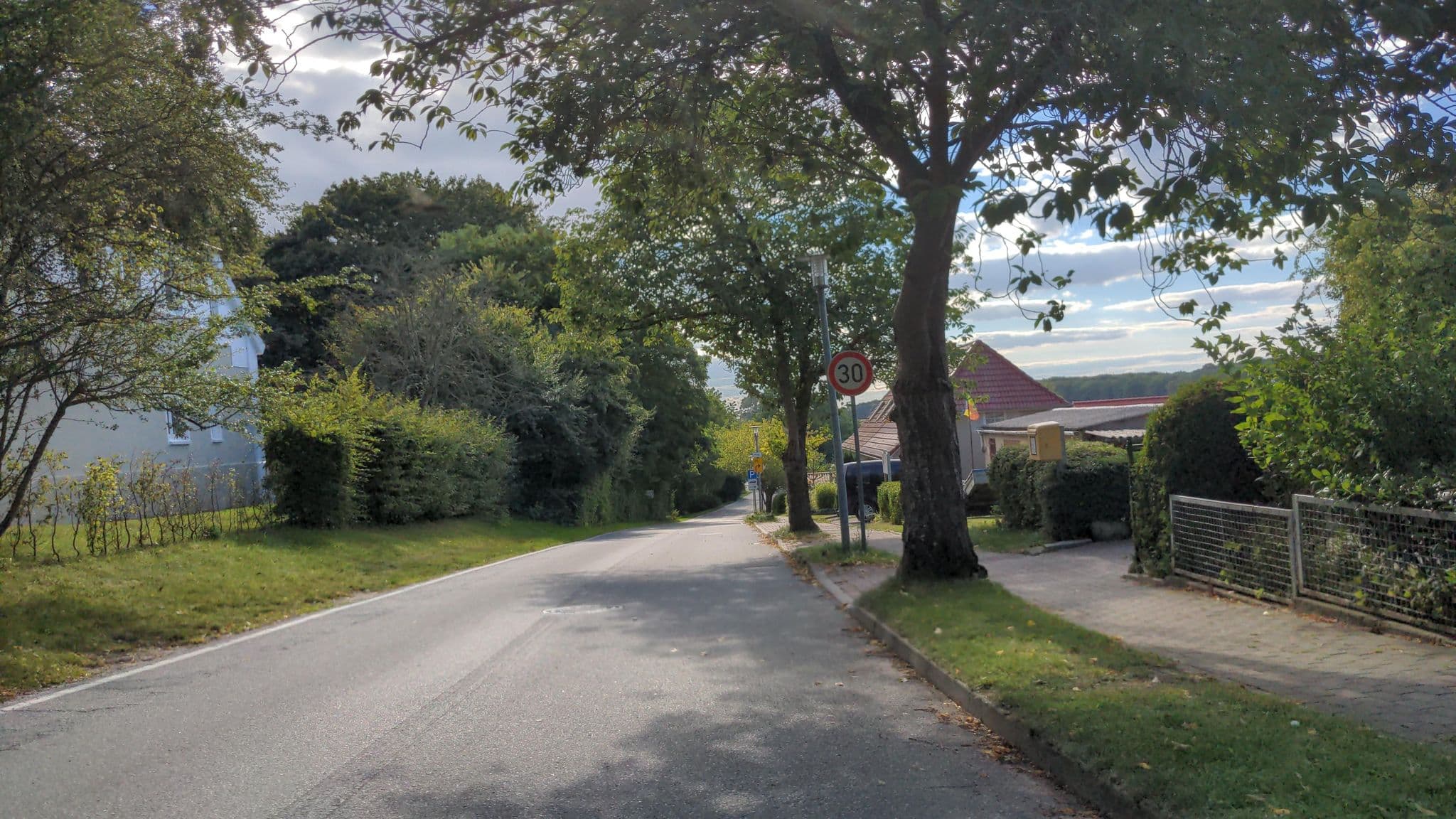 Street view near Gut Brook, Kalkhorst — © rasmustravemnd (CC BY-SA · Mapillary)