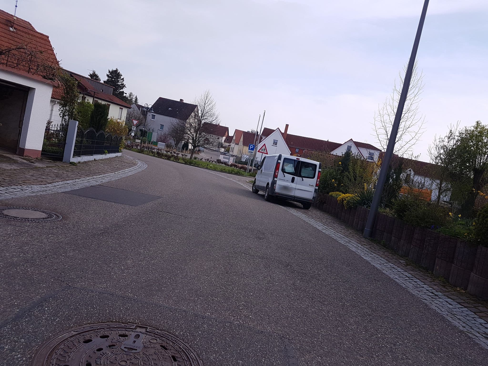 Street view near Ferien- und Winzerhof Pia + Ernst-Josef Roth, Edesheim — © changchun1 (CC BY-SA · Mapillary)