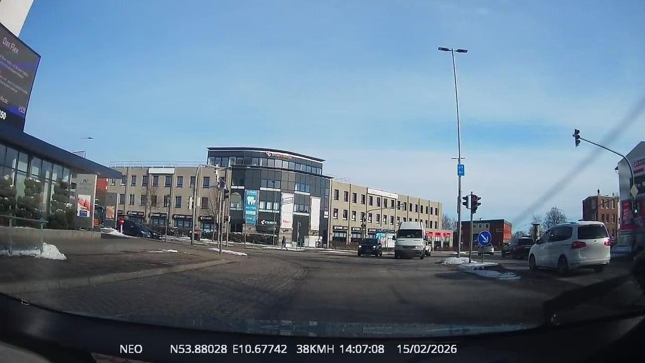 Street view near Hotel Vier Jahreszeiten, Lübeck — © TechniPorter (CC BY-SA · Mapillary)
