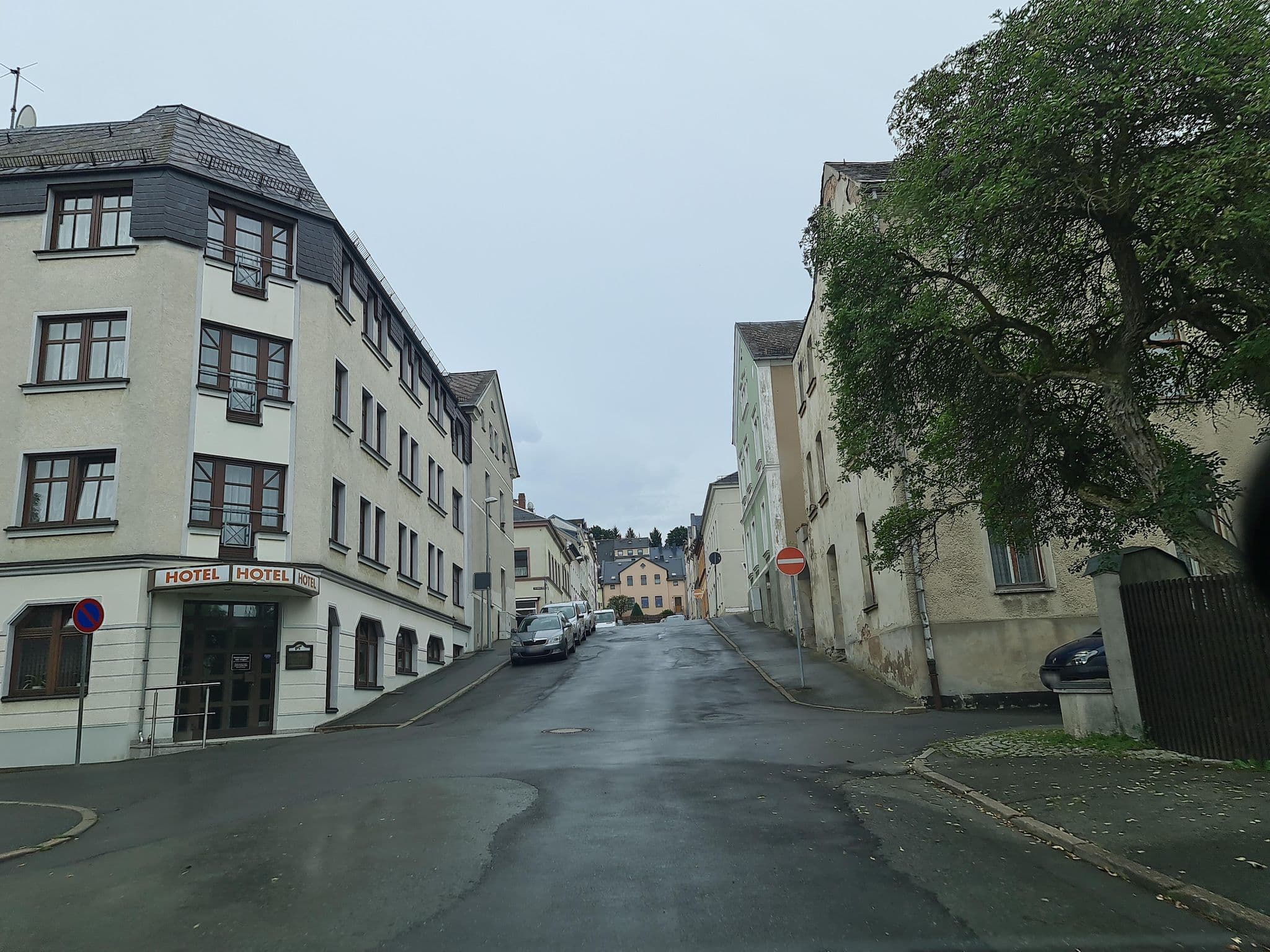 Street view near Hotel Altdeutsche Bierstube, Oelsnitz — © canislupus (CC BY-SA · Mapillary)