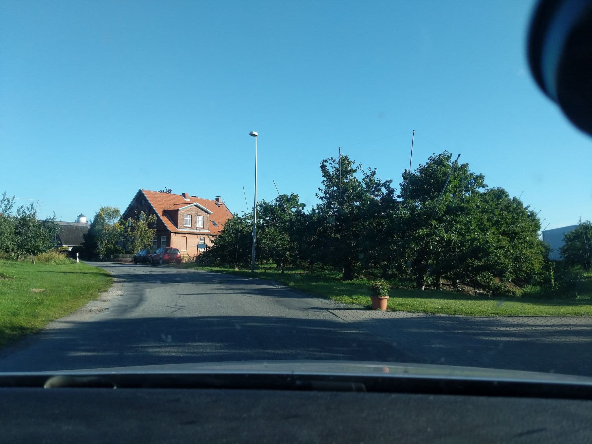 Street view near Ebbe und Flut Ferienwohnungen, Grünendeich — © nesshof (CC BY-SA · Mapillary)