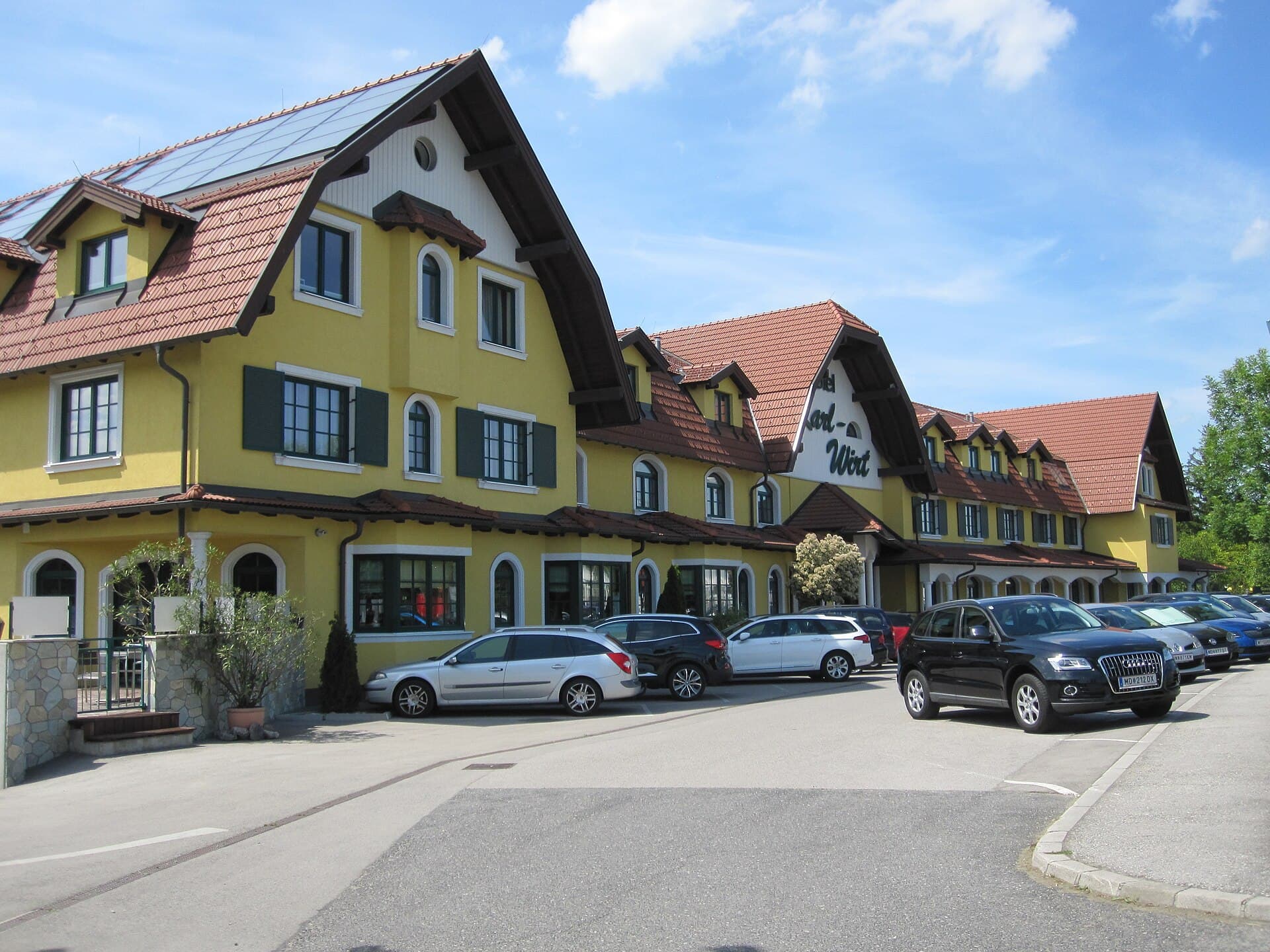 Hotel Karl-Wirt (via Wikimedia Commons, CC BY-SA 4.0)