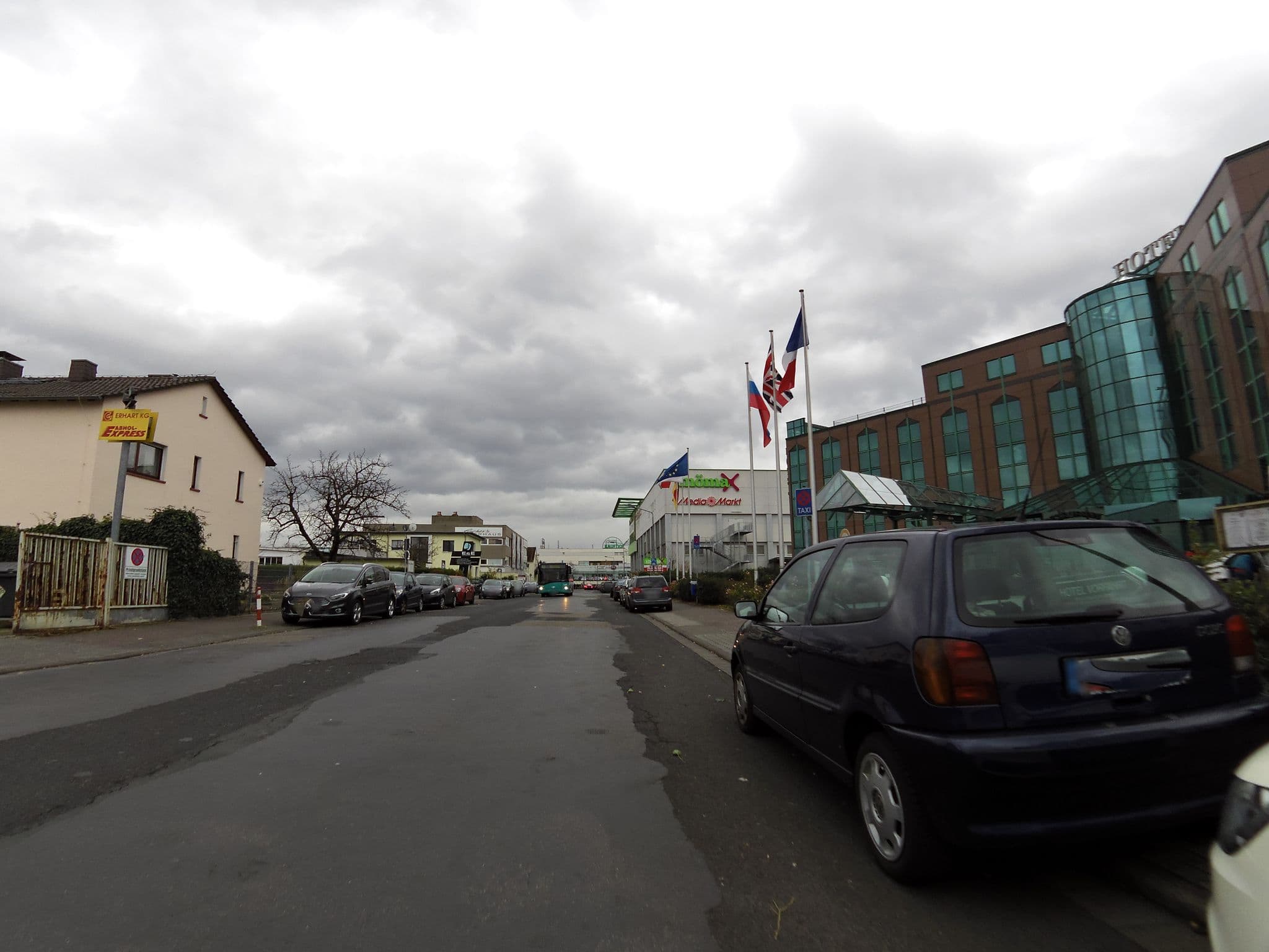 Street view near Restaurant Papageno, Bad Vilbel — © jeluf (CC BY-SA · Mapillary)