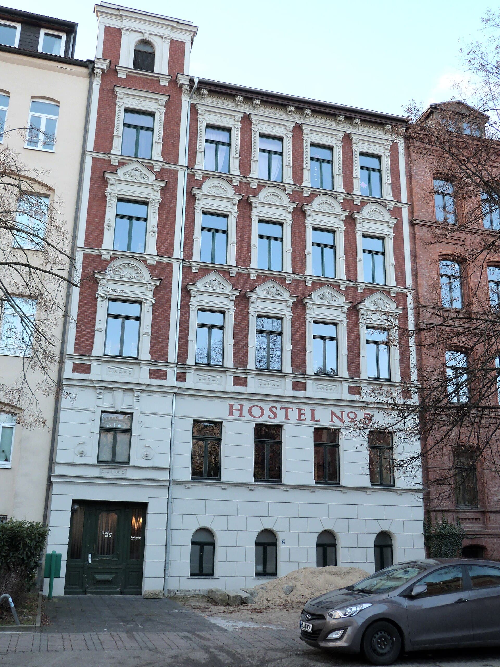 Hostel No5 (via Wikimedia Commons, CC BY-SA 4.0)