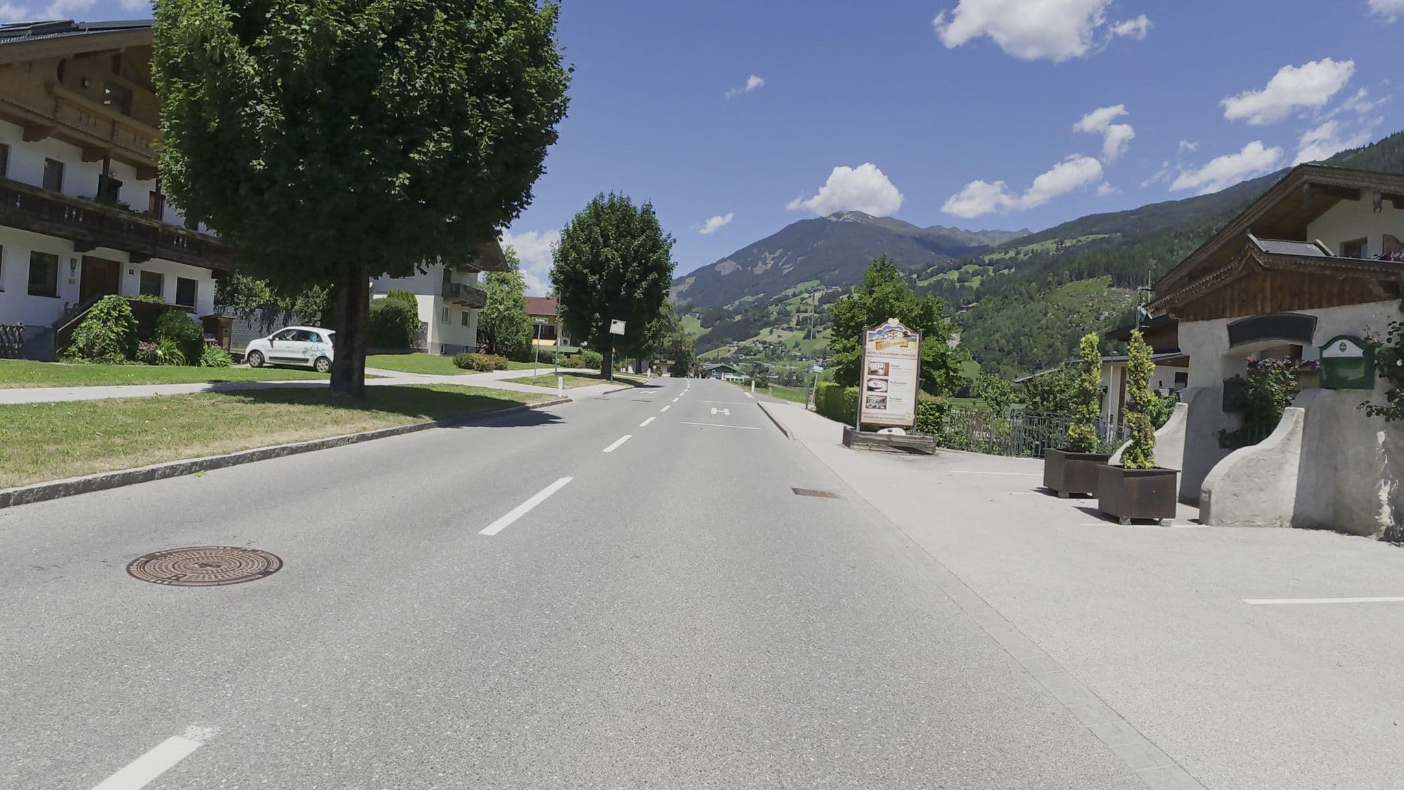 Street view near Landhaus Alpenherz, Aschau im Zillertal — © Guzzi_Franze (CC BY-SA · Mapillary)