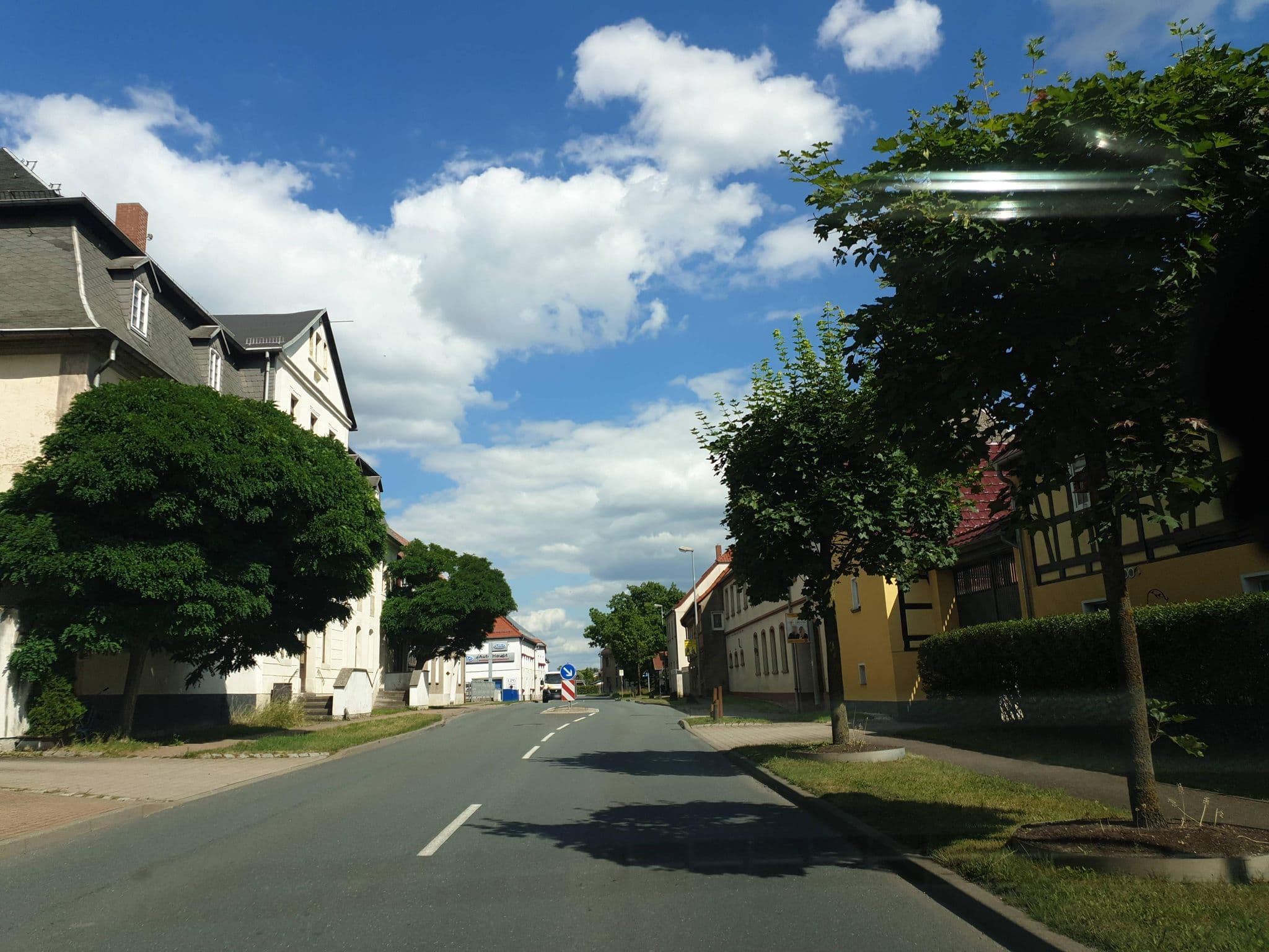 Street view near Gästehaus "Zum weißen Ross", Münchenbernsdorf — © canislupus (CC BY-SA · Mapillary)
