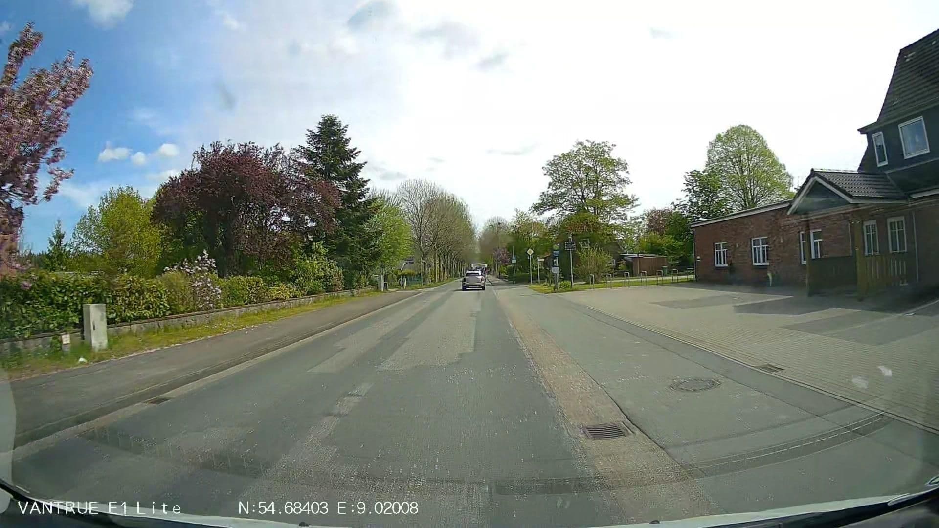 Street view near Zur alten Schmiede, Stadum — © Hightower- (CC BY-SA · Mapillary)