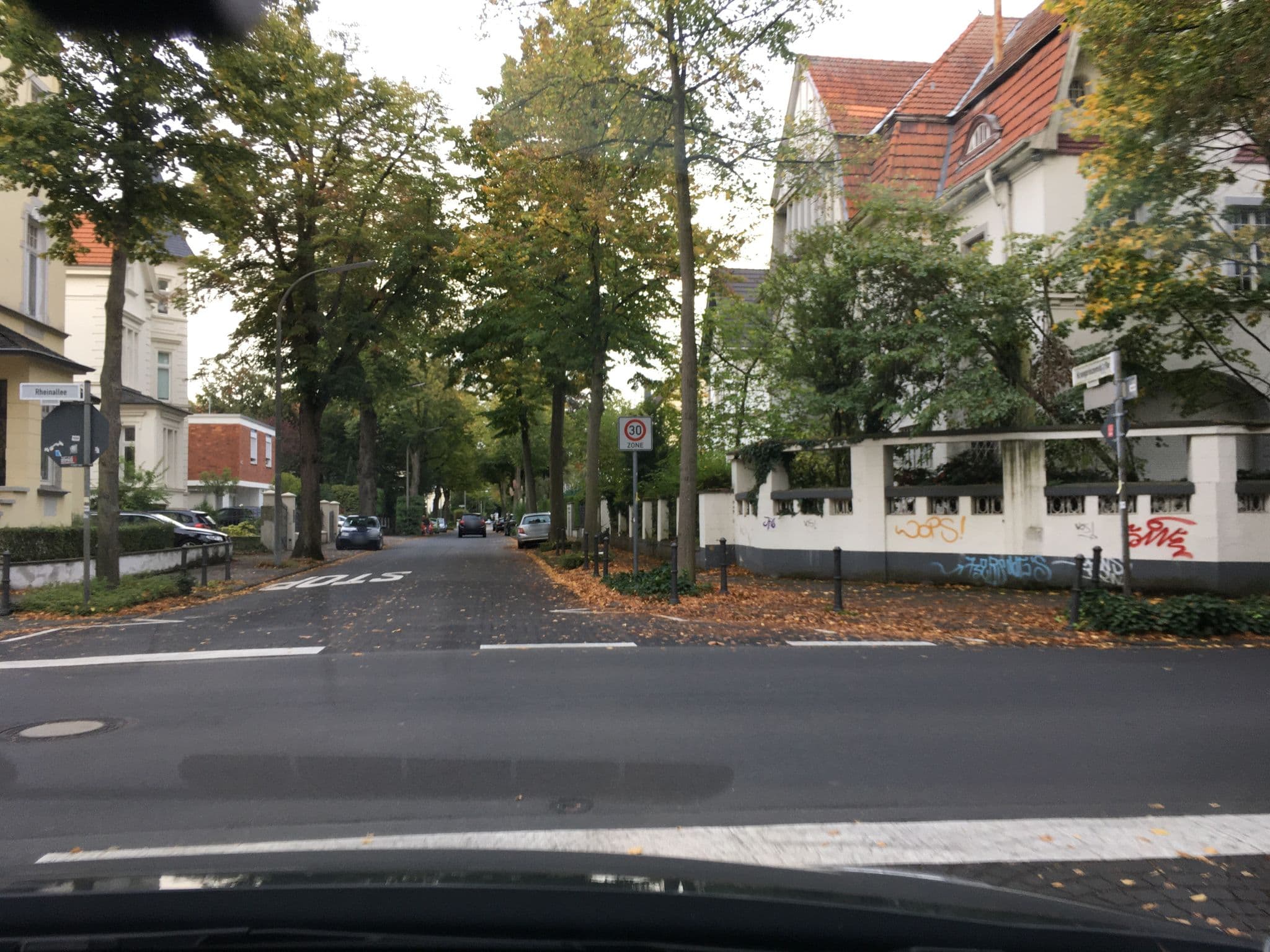 Street view near Hotel Kronprinzen, Königswinter — © dschuwa (CC BY-SA · Mapillary)