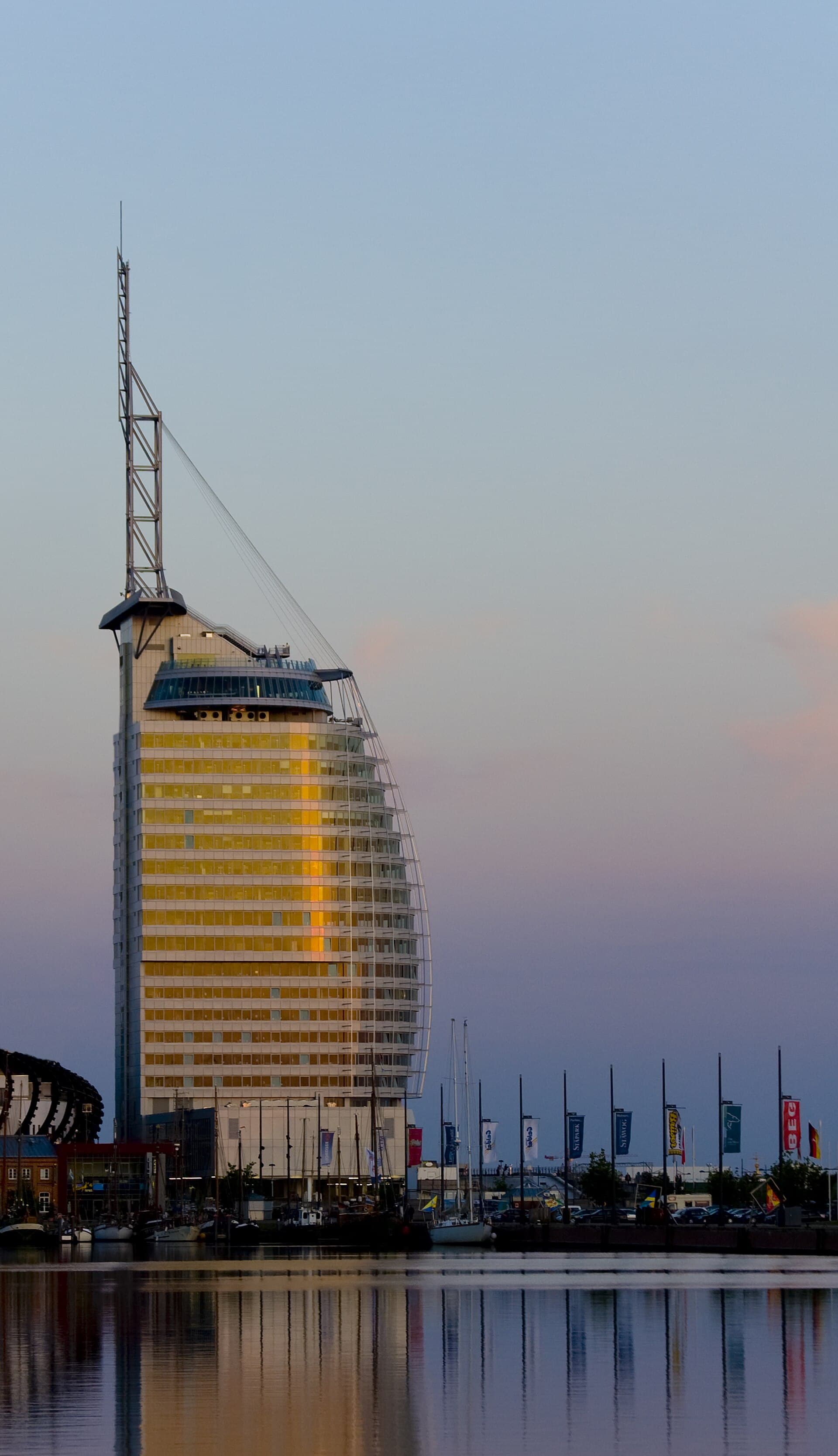 Atlantic Hotel Sail City (via Wikimedia Commons, CC BY-SA 3.0)