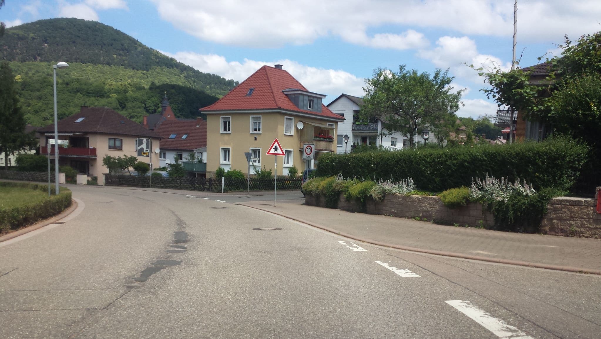 Street view near Richard Löwenherz, Annweiler am Trifels — © wegavision (CC BY-SA · Mapillary)