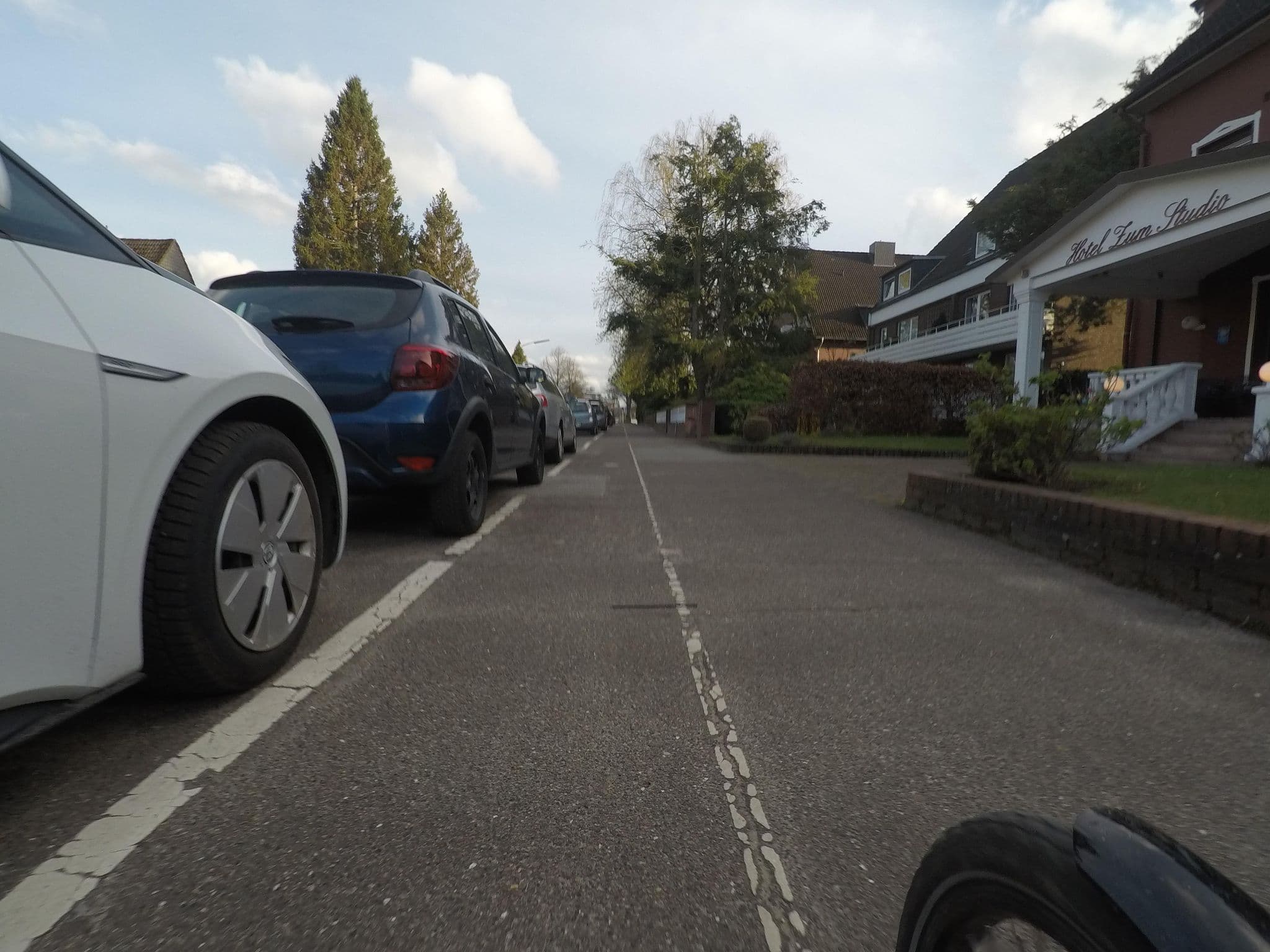 Street view near Hotel Zum Studio, Farmsen-Berne — © mjay (CC BY-SA · Mapillary)