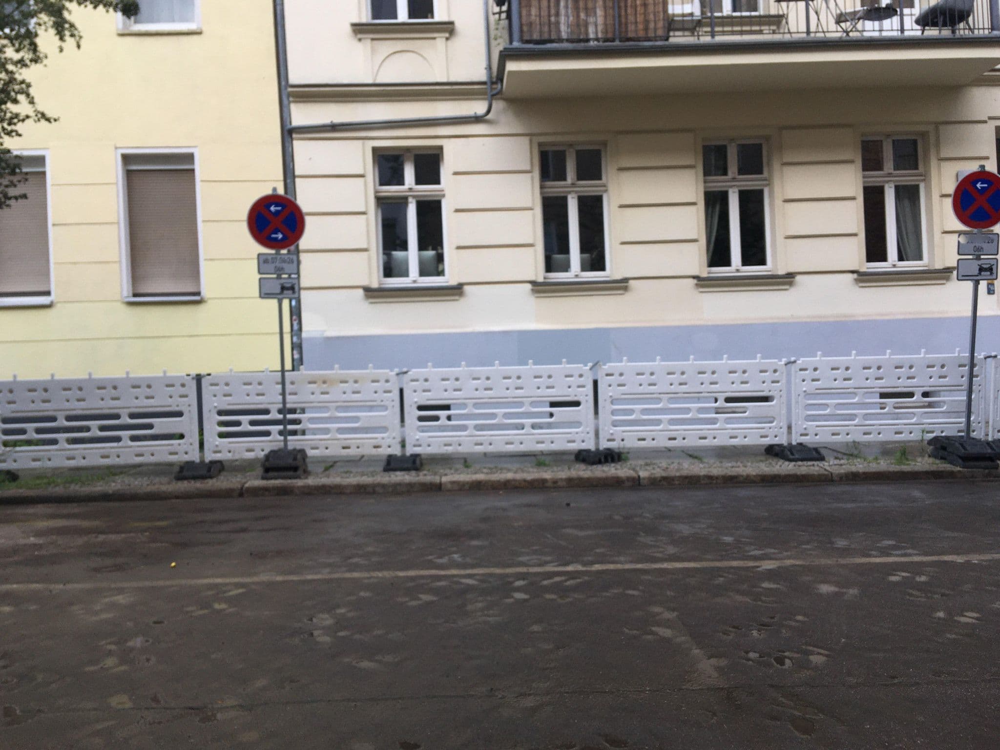 Street view near Hotel Adelante, Mitte — © carlheinz (CC BY-SA · Mapillary)