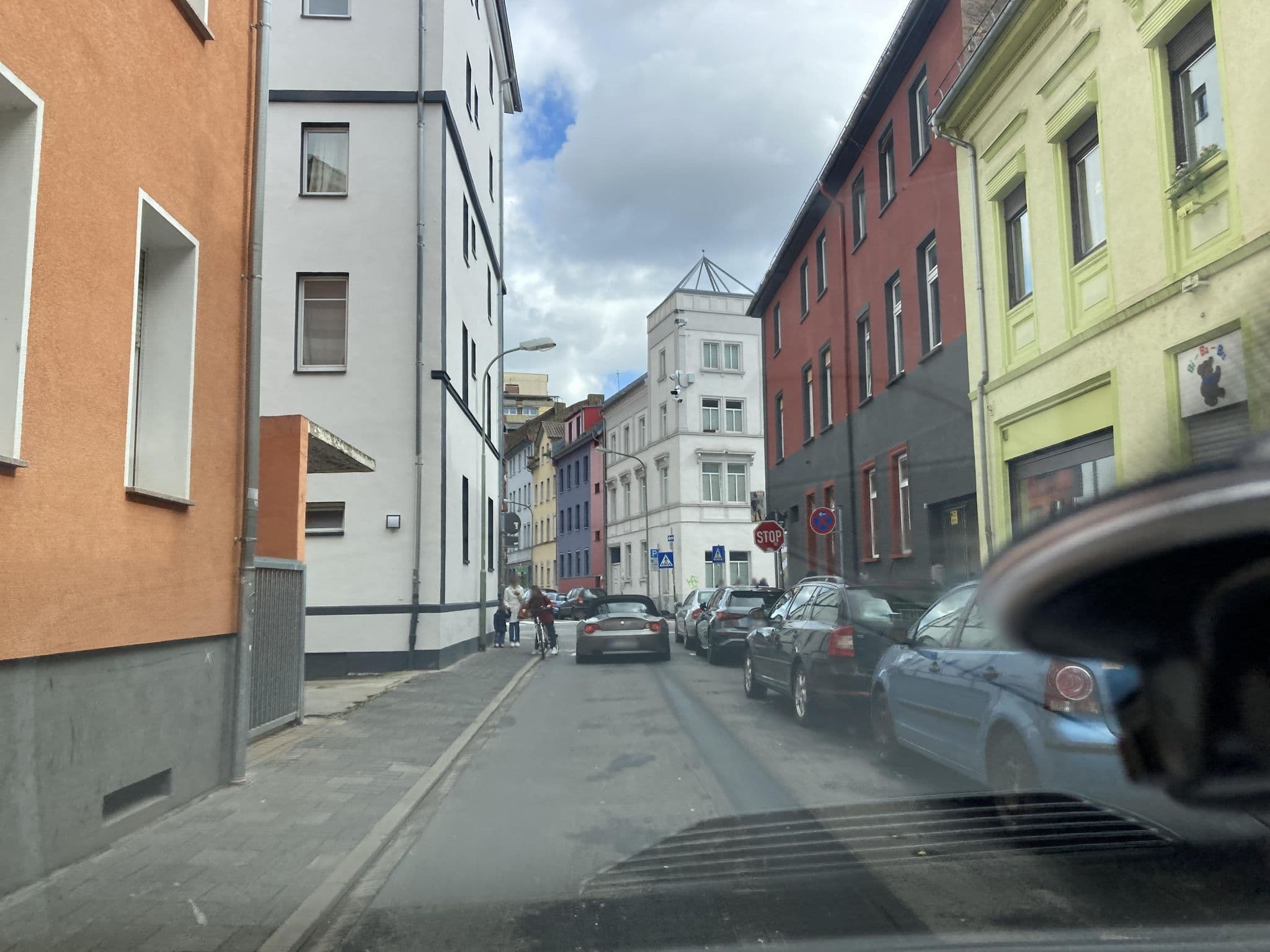 Street view near Pension Relax, Offenbach — © robffm (CC BY-SA · Mapillary)