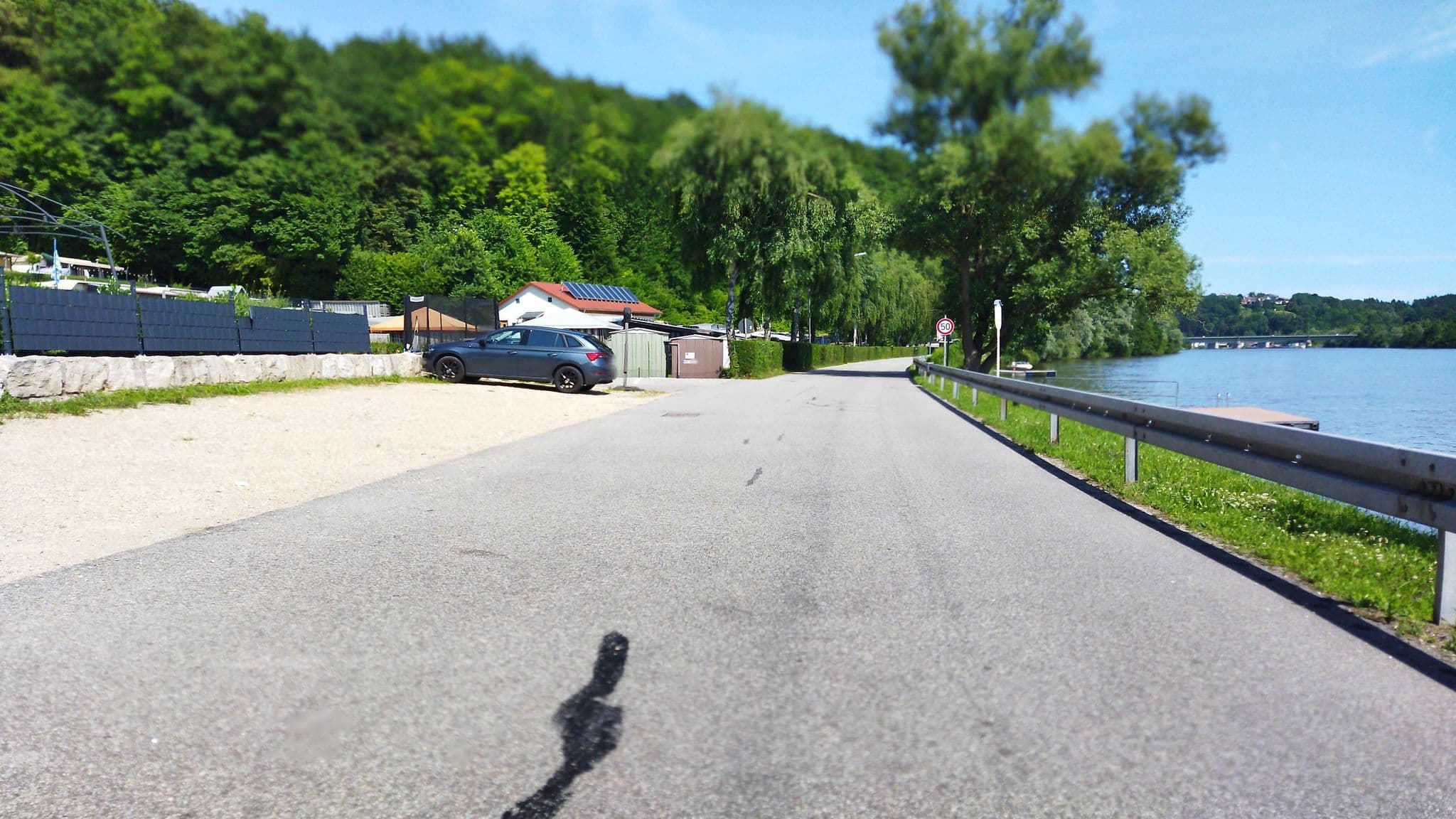 Street view near Gaststätte Donaulände, Bad Abbach — © changchun1 (CC BY-SA · Mapillary)