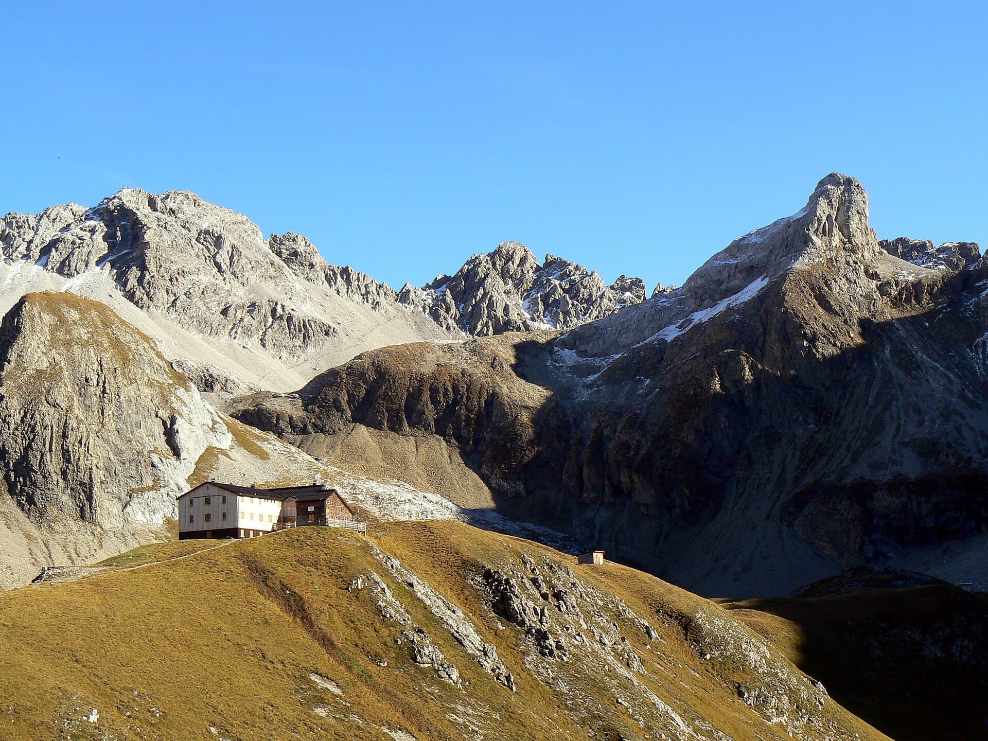 Memminger Hütte (via Wikimedia Commons, CC BY-SA 3.0)