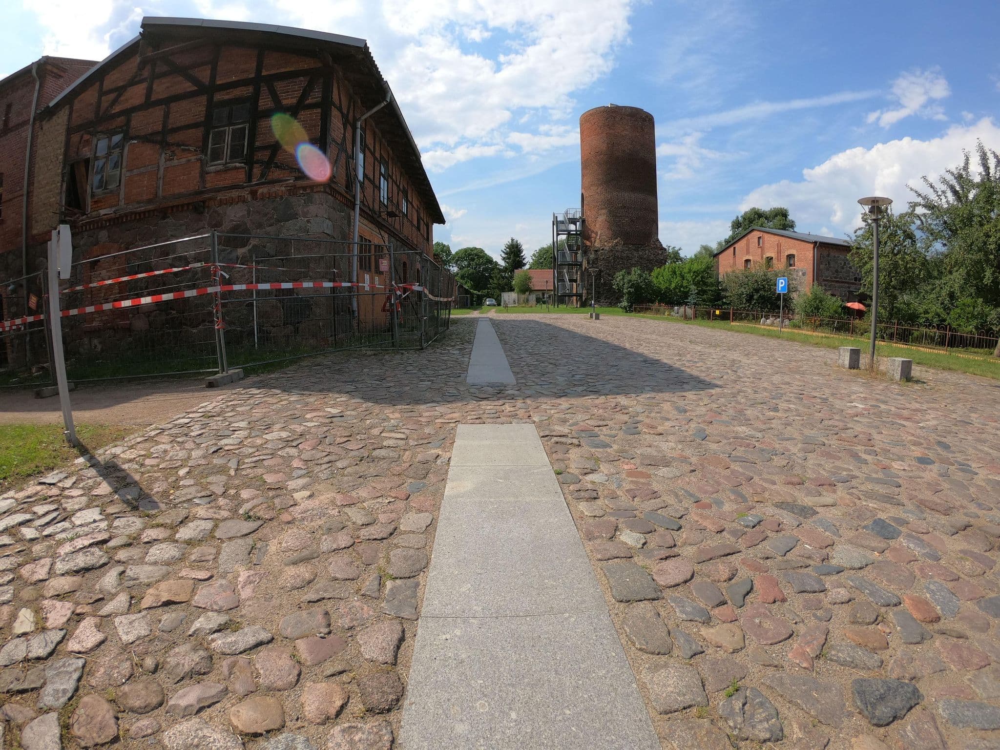 Street view near Gästehaus Schloß Rothenklempenow, Viereck — © masterofnoroad (CC BY-SA · Mapillary)