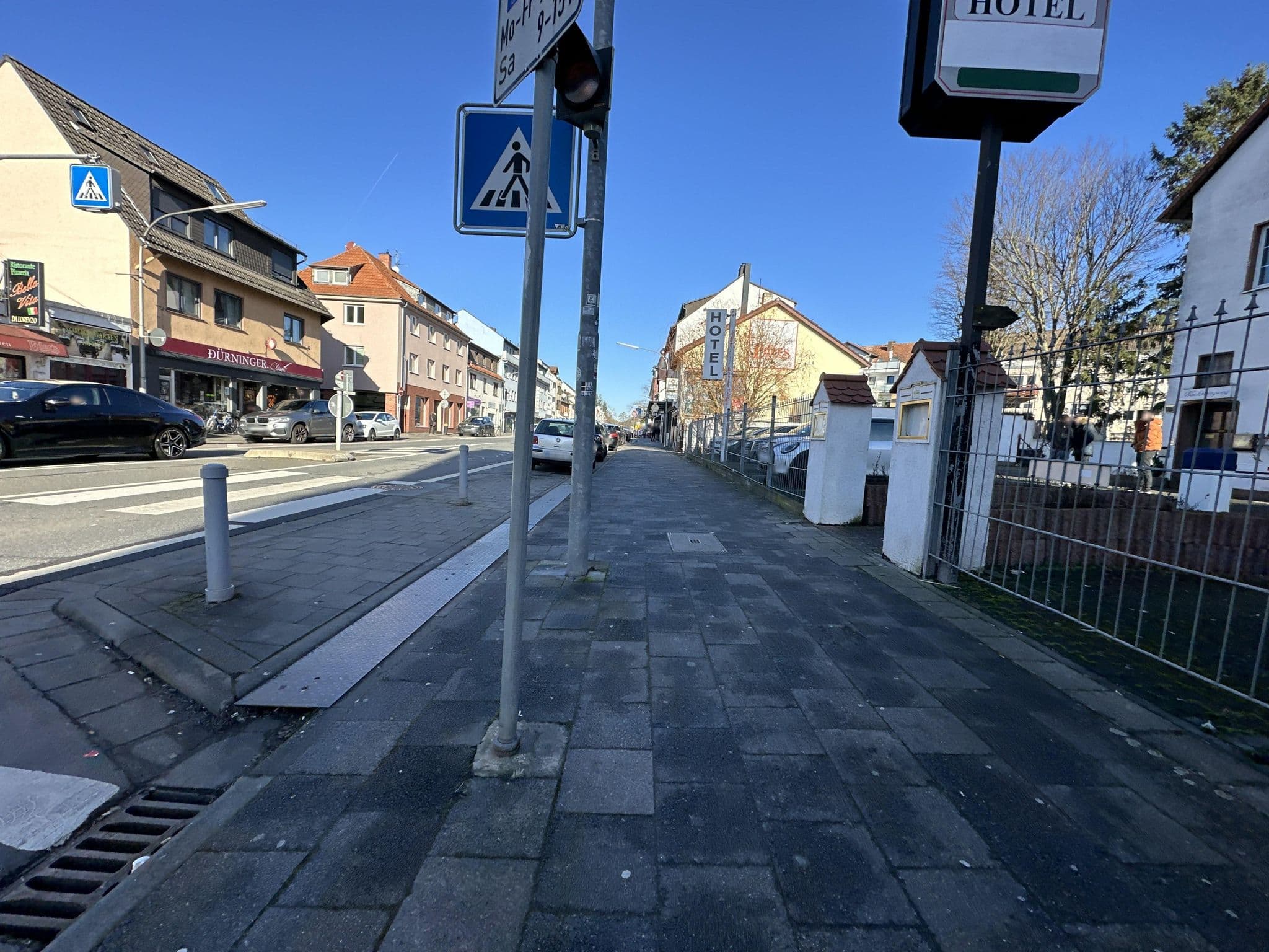 Street view near Isenburger Hof, Neu-Isenburg — © quickness805 (CC BY-SA · Mapillary)