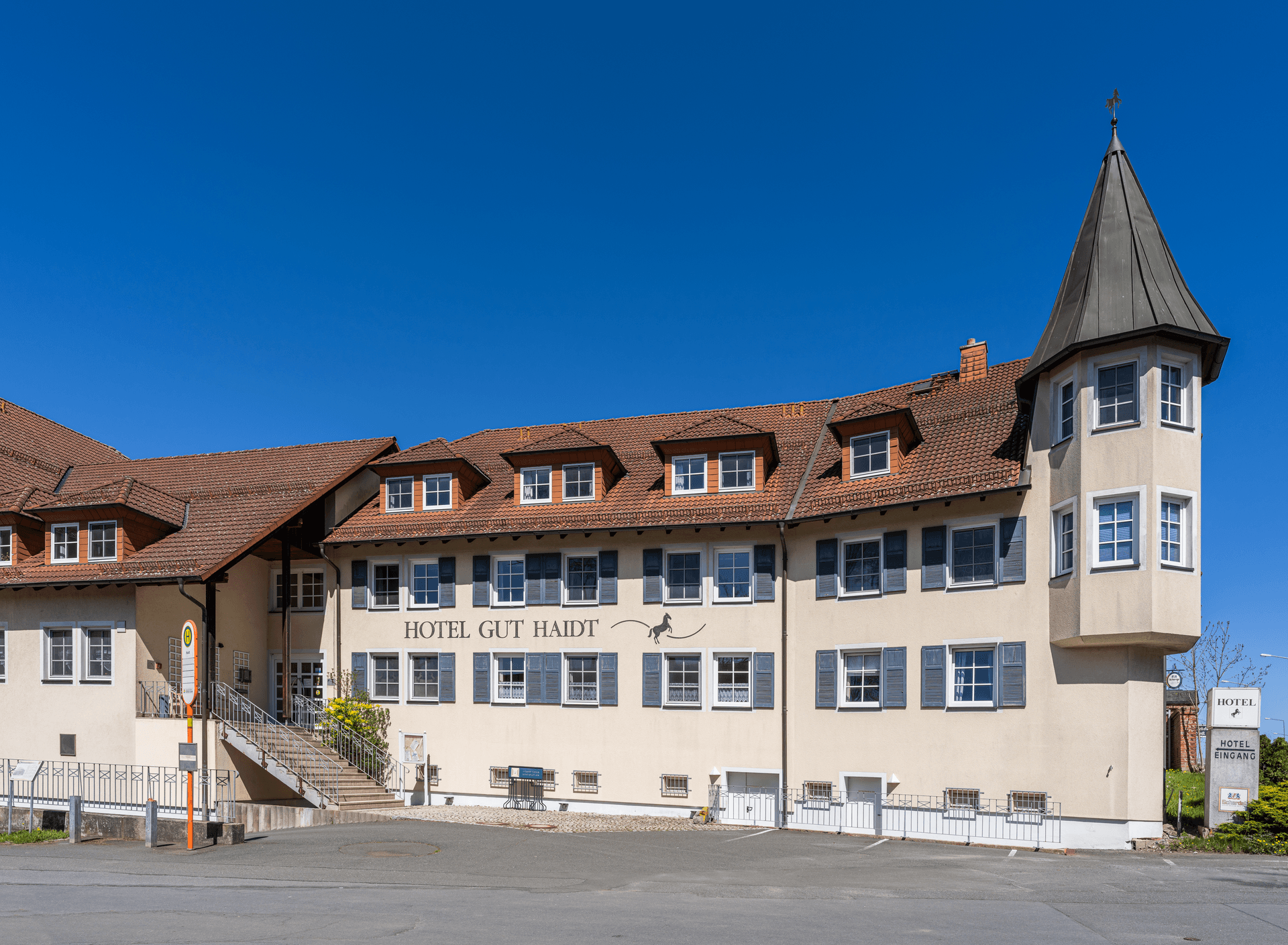 Landhotel Gut Haidt (via Wikimedia Commons, CC BY 4.0)