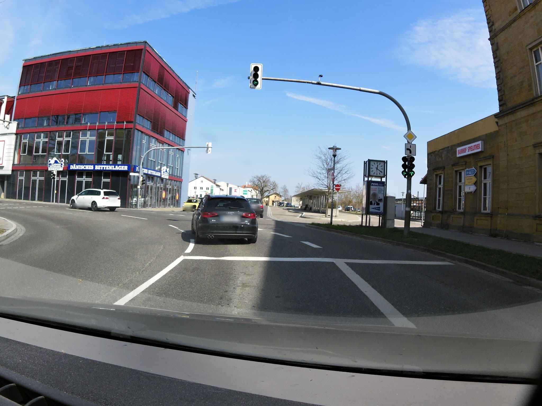 Street view near Hotel Rothenburger Hof, Rothenburg ob der Tauber — © zoegglmeyr (CC BY-SA · Mapillary)
