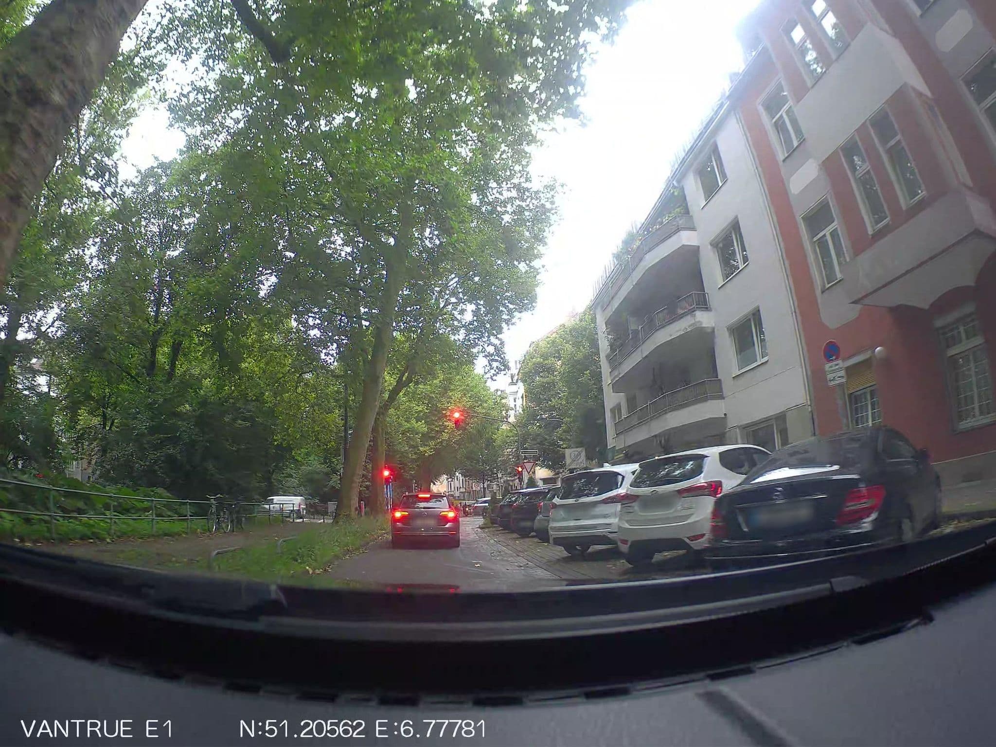 Street view near Hotel Karolinger, Düsseldorf — © hiwi234 (CC BY-SA · Mapillary)