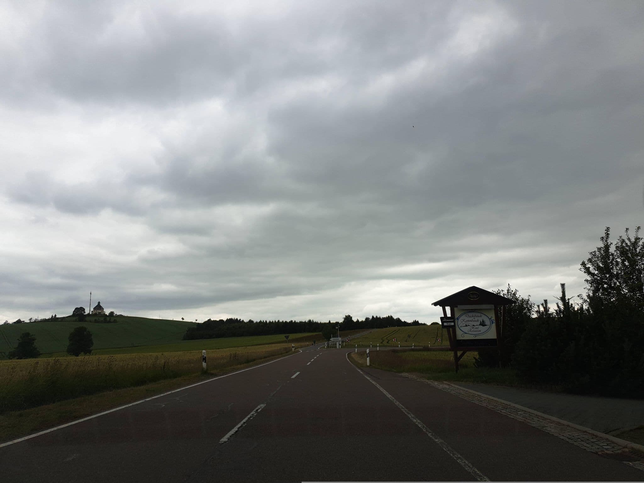 Street view near Hotel Dachsbaude & Kammbaude, Seiffen — © canislupus (CC BY-SA · Mapillary)