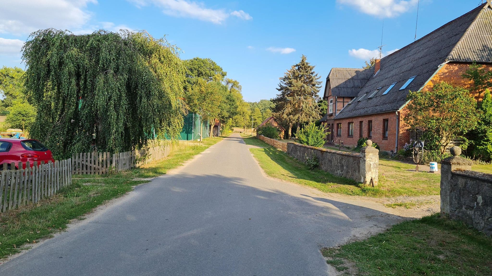 Street view near Pension und Ferienwohnungen Ferienhof Meyer, Nahrendorf — © joeschr (CC BY-SA · Mapillary)