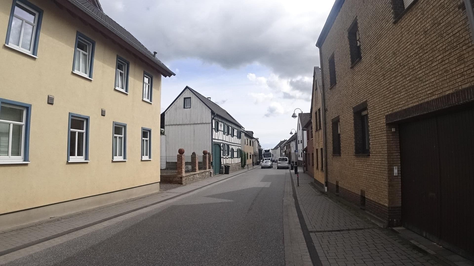 Street view near Hof Bölingen, Bad Neuenahr-Ahrweiler — © michellefritz (CC BY-SA · Mapillary)