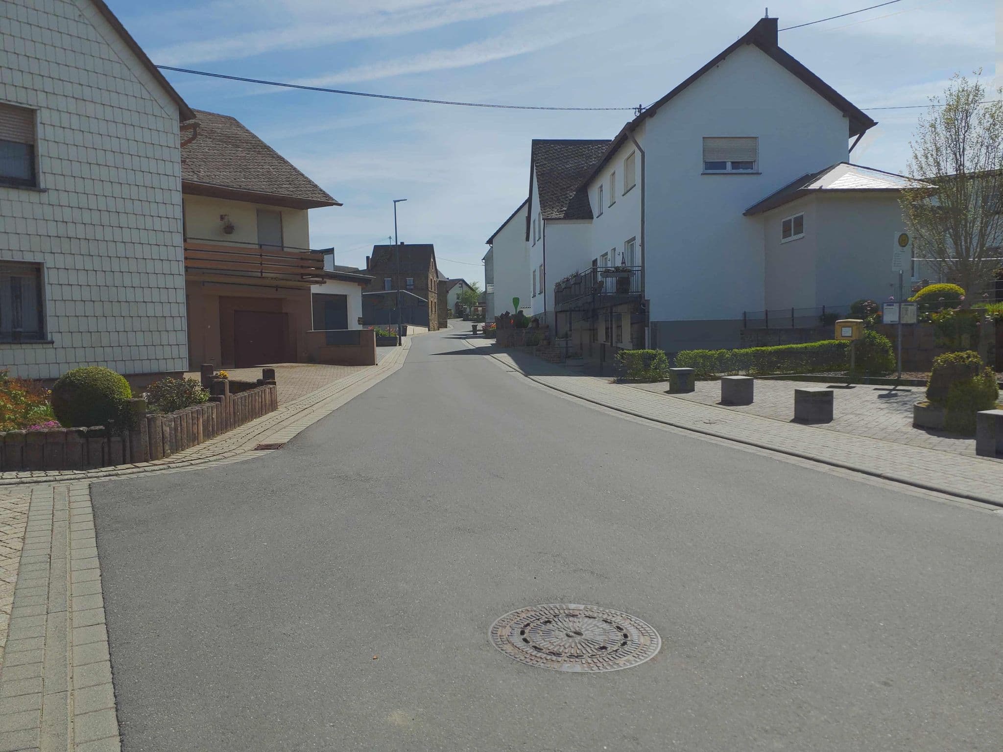 Street view near Zum Dorfkrug, Mertloch — © Vosgivince (CC BY-SA · Mapillary)