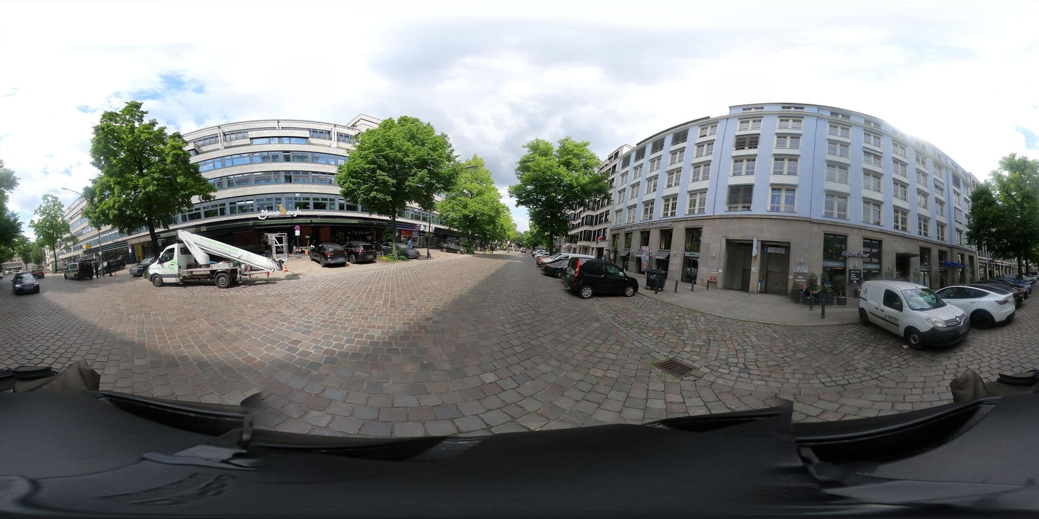 Street view near Mercure Hotel Chateau, Schöneberg — © mlvln (CC BY-SA · Mapillary)