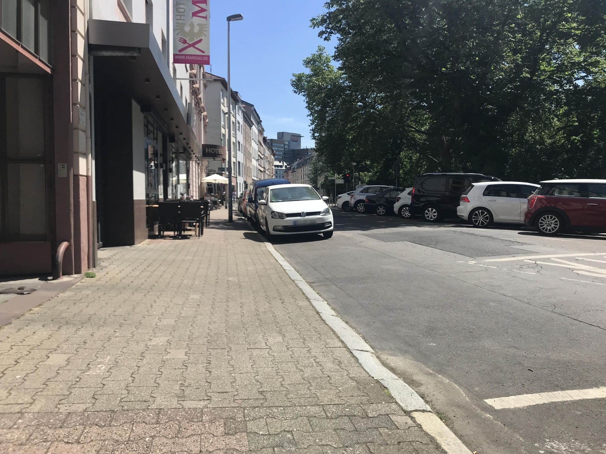 Street view near Döpfner's im Maingau, Frankfurt am Main